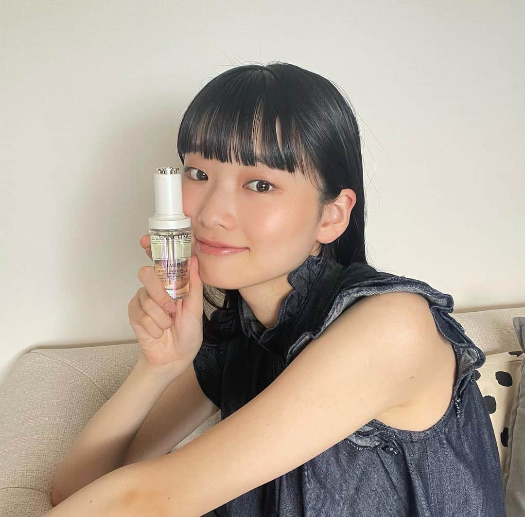 月山京香のインスタグラム：「@lancomeofficial  クラリフィック ブライトニング セラム💎  ランコムの美白美容液、発売当初からずっと使ってて本当に大好きで私のスキンケアには欠かせないアイテムなんです。  先進美容の「ウォーターピーリング」から着想を得た美容液はなめらかなテクスチャー💫  6つの効果(シミ・そばかすを防ぐ、肌に潤いを与える、肌をなめらかに整える、ニキビを防ぐ、油分バランスを整える、皮膚を保護する)がある医薬部外品で、ベスコスを受賞した製品！肌にすぐ浸透してると実感できるし、翌朝まで肌がモチっとしていて気分も上がるから納得の受賞です🫧！  これから紫外線を気にする季節。 夏に向けて今後も愛用していきたいと思います🫶🏻  #ランコム #美白美容液 #クラリフィックブライトニングセラム #PR #6QDx #ウォーターピーリング #ナイアシンアミド #PHA美容液」