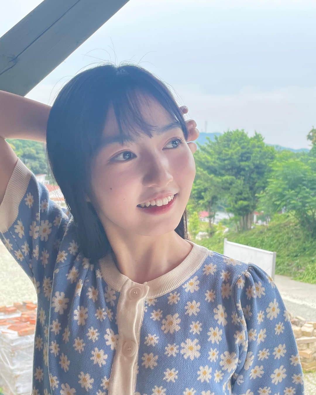 のインスタグラム：「＊ 蒸し暑くてベタベタするから 最近はドライシャンプー持ち歩いてる💁‍♀️ ・ ・ ・ #夏 #暑い #汗対策 #summer #ロングヘア #longhair #ストレートヘア #jk #山本紗衣」