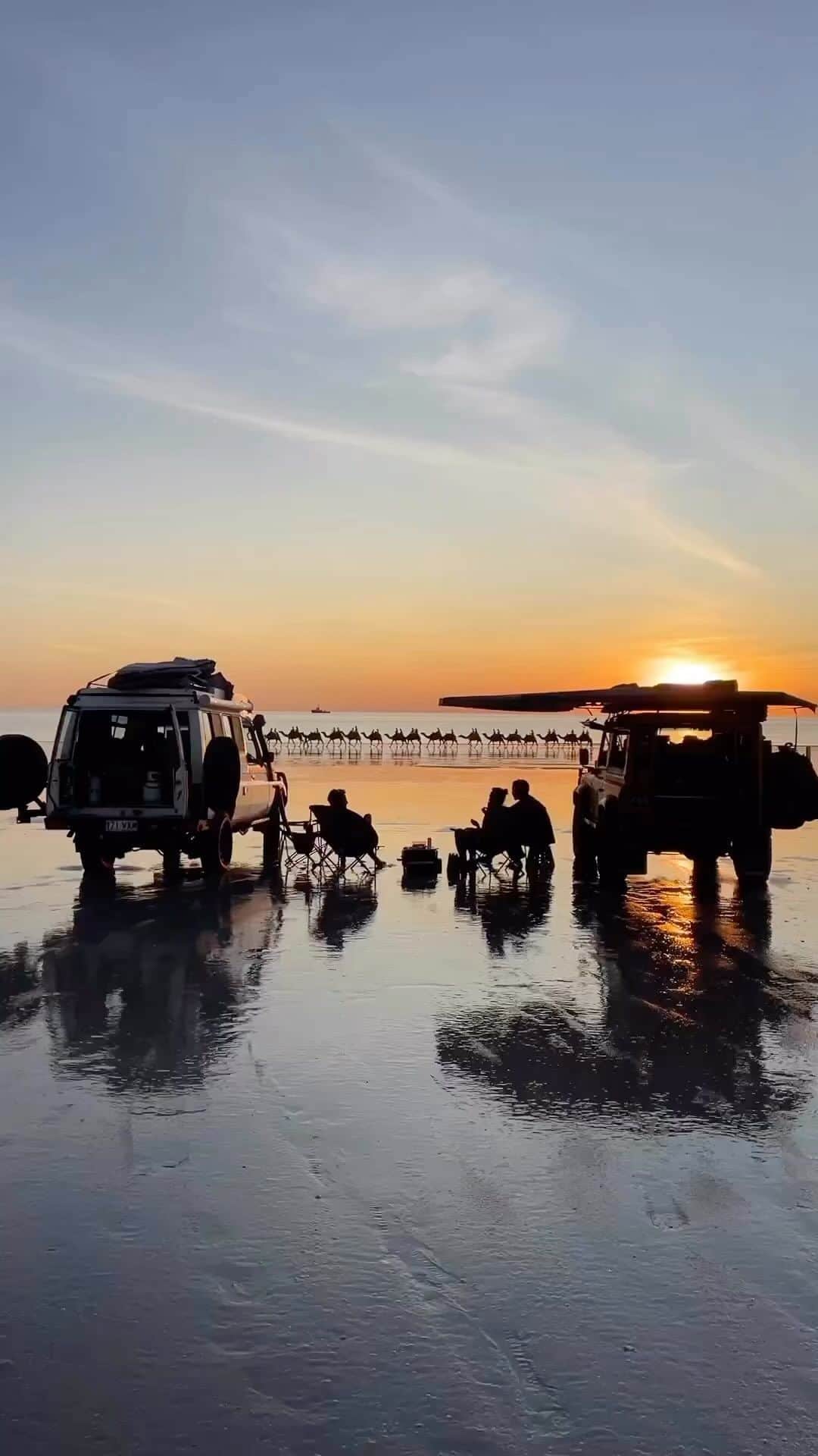 Australiaのインスタグラム：「Question for the group: did you really @visitbroome if you didn’t witness a camel train on #CableBeach? 🐫🤔 Thanks to @charlie_the_troopy for this incredible sunset shot of the iconic scene on #CableBeach near Rubibi (#Broome) in @westernaustralia. Home to the Yawuru people, this beach is an absolute must-visit if you find yourself in @australiasnorthwest. Don’t miss out on the opportunity to embark on a camel ride of your own by joining a tour with @broomecamelsafaris, @redsuncamels, or @sundownercameltours.   🎥: @charlie_the_troopy   📍: #CableBeach, Rubibi (#Broome), #AustraliasNorthWest, #WesternAustralia   #seeaustralia #australiasnorthwest #wathedreamstate #cablebeach #broometime」