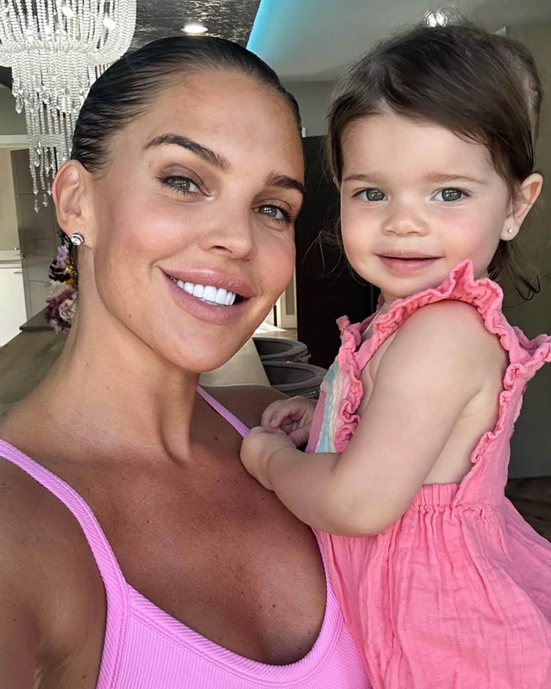 ダニエル・オハラのインスタグラム：「I love you princess 👸🏻 #daughter #mummyanddaughter #diva #tantrums  💕🌸🎀🩷」