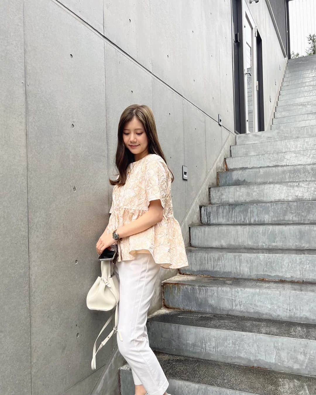 のインスタグラム：「＊ レディーな可愛いトップス🫶 @naturalbeautybasic_official  デニム合わせでも可愛いね〜☺︎  #naturalbeautybasic #nbb  #pr #nbb_style #夏服 #フレア」