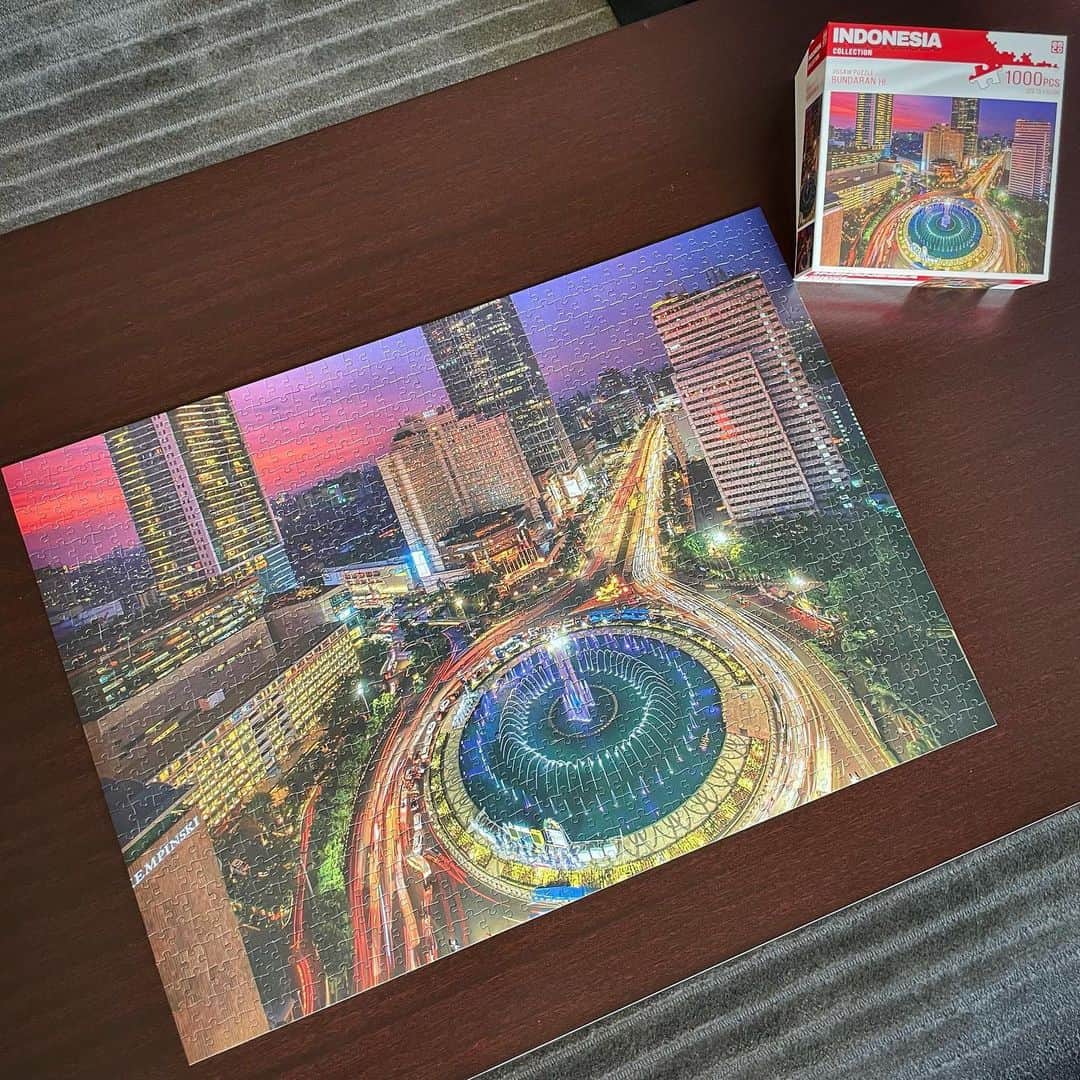 坂本奈津美のインスタグラム：「🧩🧩🧩 Sudah selasai menyusun permainan jigsaw pazzle.😎✨ Saya suka warna langit di musim hujan di Jakarta.  雨季の中でも1月〜3月ごろに見られるジャカルタの夕暮れの空の色が大好き🥹  #bundaranhi #bundaranhijakarta #jakarta #pemandangan #pemandanganjakarta #indah #jigsawpuzzle」