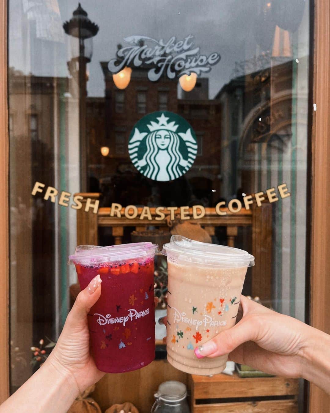 のインスタグラム：「. 待ち受けにできそうなの載せてみたから スクショして使ってね😙💜 その写真に合わせて１枚１枚加工かえてあるよ♡  日本はディズニーにスタバないから レアでかわいいよなあ☕️💞  #hongkongdisneyland#hongkong#disneyland#disney#disneyphotography#disneyphoto#starbucks#ディズニー#ディズニーランド#香港ディズニー#香港ディズニーランド#ディズニーコーデ#ディズニーフォト#ディズニー風景#ディズニーカチューシャ#香港旅行#香港#海外ディズニー」
