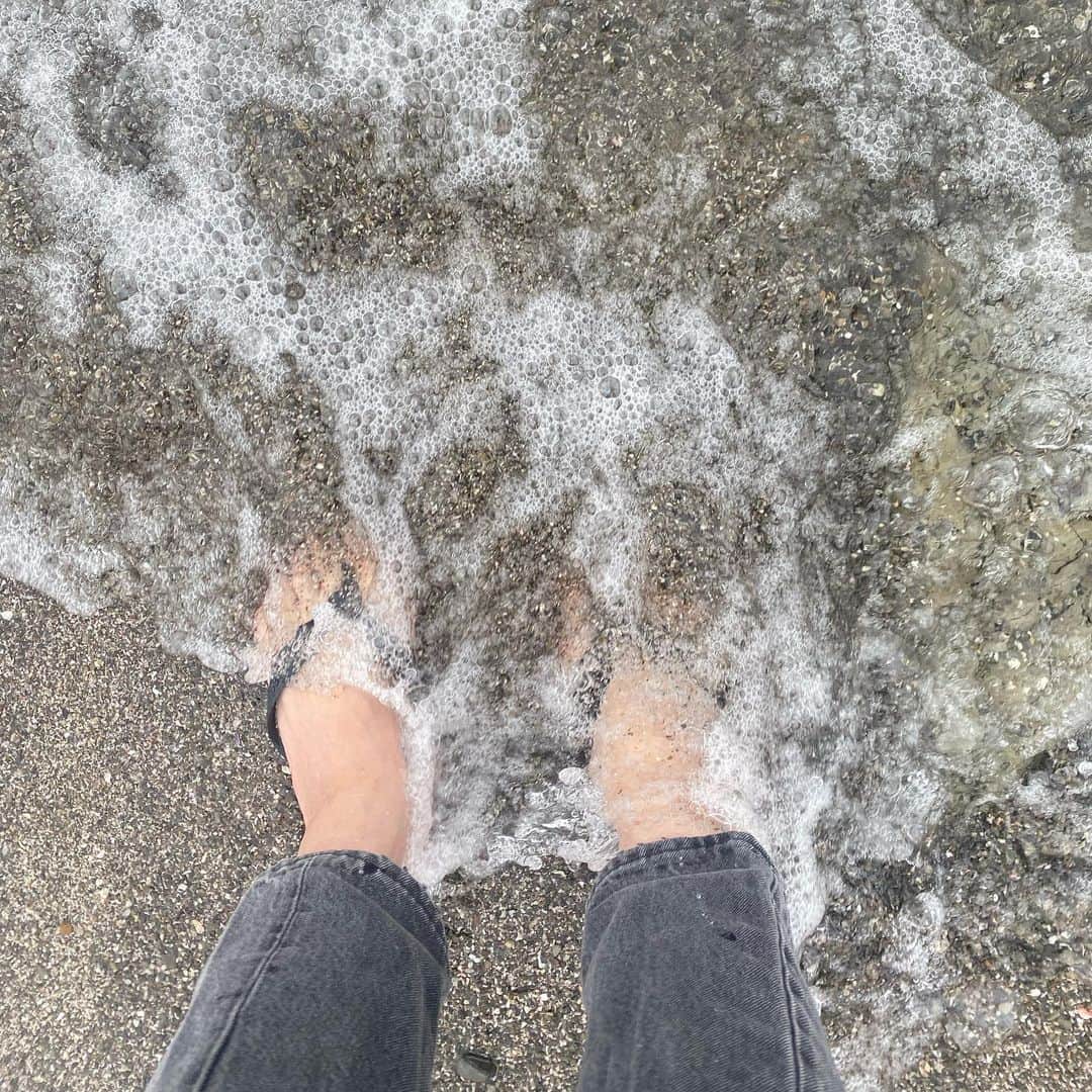 のインスタグラム：「夏至生まれだから由夏は夏なんです。 名付けてくれた父からの朝一のメッセージ 『由夏、誕生日おめでとう。 人生の後半に向かって 悠々と進め』  長男を学校に送り 朝の神社でお詣りして、海で清める。 免許証更新に行って、子供たちの送り迎え。 ワイン呑みながら夕飯。 いつもと変わらない日だけど、特別な日。 ありがとう、ありがとう。 感謝します。」