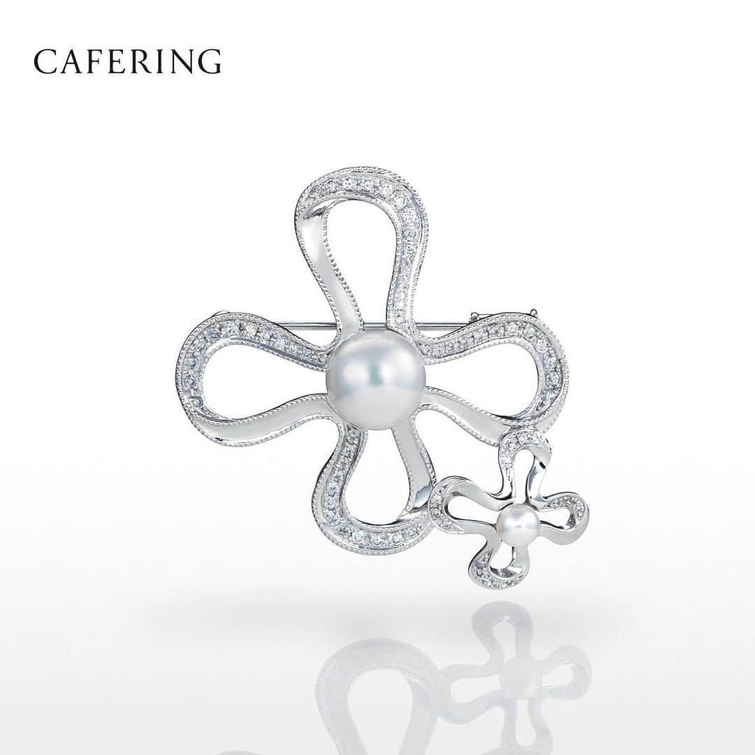 Cafe Ringさんのインスタグラム写真 - (Cafe RingInstagram)「6月22日発売「エル・マリアージュ」 @ellemariage   CAFERINGのパールブローチとCAFERING Kのリングをご紹介いただきました✨  pic.1 花嫁がパーティー当日はもちろん、式後にデイリー使いできるアイテムとしてパールジュエリーがラインナップ。 CAFERINGの「キンモクセイ」ブローチは、プラチナとアコヤパールの存在感が華やかさを添えてくれます👰‍♀️  pic.2 「指のタイプ別！似合うリング選び」には、CAFERING K @caferingk の「サーブル・ショ」 曲線的でほどよくボリュームがあり、ふくよか指にもマッチします。 ほっそり指、ふくよか指、骨ばった指、短い指、エイジング指…指のタイプに合わせたリング選びがとても参考になる特集です💍ぜひご覧ください！  　 最新号もジュエリー、ドレス、参考にしたいパーティーレポートなど・・・ 理想の花嫁スタイルがぎゅっとつまったエル・マリアージュです💐  　 #ellemariage#エルマリアージュ #CAFERING#カフェリング #CAFERING銀座本店 #CAFERINGK #パールジュエリー#アコヤ真珠 #ブローチ#プラチナリング#ダイヤモンドリング#ジュエリー#指輪#エンゲージメントリング#エンゲージリング#婚約指輪#結婚指輪#マリッジリング#ウエディングリング#結婚指輪可愛い#結婚指輪プラチナ#結婚指輪と重ね付け#婚約指輪と重ね付け#結婚式#婚約#結婚準備#入籍#おしゃれ花嫁#2023秋婚#プレ花嫁」6月22日 19時11分 - cafering.platinum