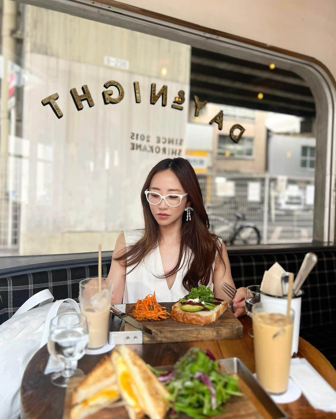 神崎恵のインスタグラム：「・ 早朝からお仕事だった今日は、 美味しい朝ごはんを食べました。 アボガドとビーツのオープンサンド🥑 伸びてしまった髪のカラーもできて すっきりです。 髪色が整うだけで、気持ちも整い艶がでます☺️  追記 津村さんからメッセージがきました🍓　@kanatumura  「配合は9トーンのオレンジにガーネットピンク等倍にベビーパープルを30%アクセントカラーのピンクをちょびっと入れてます🥰 イメージはブラッドオレンジにベージュをちょっと足した感じです😂🍊」 やさしい🫶」