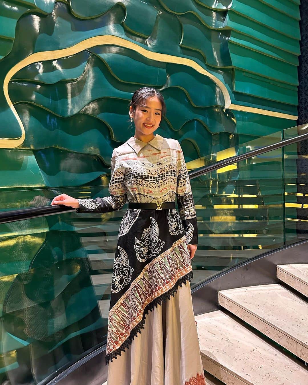 仲川遥香のインスタグラム：「Batik🖤  👗…. @yantiadeni @yantiadeni.official   #batik #indonesia #jakarta #ジャカルタ生活 #バティック #ドレス #仲川遥香」
