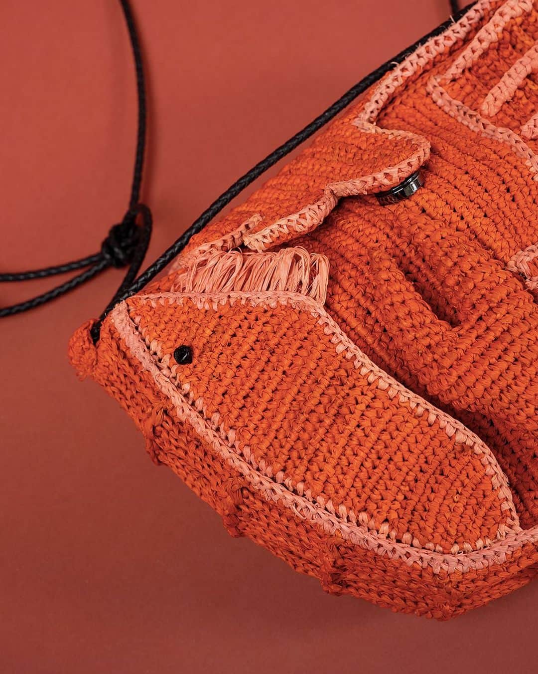 ジャマンピュエッシュのインスタグラム：「A stylish, unique and perfect bag for those who like to stay a little extra 🤩 #jaminpuech #raffiabag #uniquebag #lobster」