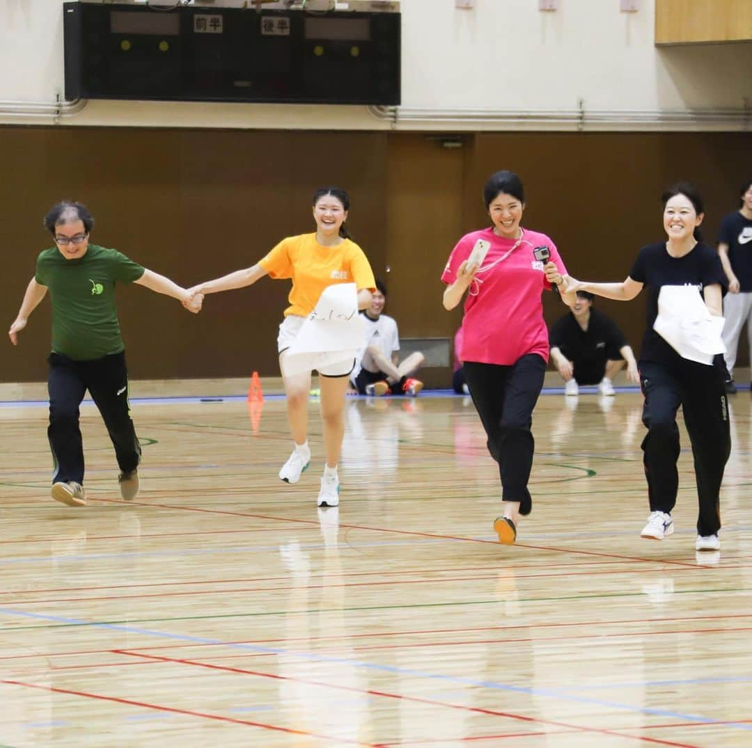 東洋医療専門学校さんのインスタグラム写真 - (東洋医療専門学校Instagram)「. 鍼灸師学科スポーツ大会🏋️‍♂️  綱引きやバレーボール、借り人競争、リレーなど 大白熱の大会となりました🔥  ウサギの被り物やお揃いのTシャツ、バンダナなど クラスごとの個性も溢れていました🩷  学生だけでなく先生も 全力で競技に参加し楽しんだとか🤣  最高に盛り上がった1日でした🫶  #東洋医療専門学校 #東洋のぞき見 #楽しい学校生活 #鍼灸師 #スポーツ大会 #歯科技工士 #救急救命士 #柔道整復師 #大阪 #新大阪 #専門学校」6月22日 19時13分 - toyo_medical_college