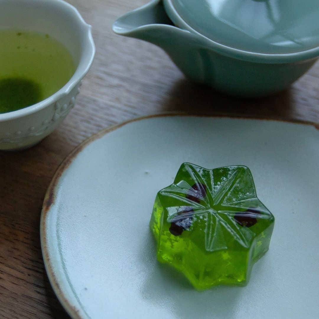 呑龍文庫ももとせのインスタグラム：「【週替わりの上生菓子】 6/22 木曜日 - 6/26 月曜日 夏至「乃東枯」 銘： #青楓 （あおかえで）  道明寺羹製 秋の紅葉に負けぬ美しさを 錦玉（寒天）に道明寺粉の舞う 瑞々しいお菓子で表現。 小豆も加わり、食感の違いも楽しめます。  ＊明日 6/23(金) は休業日です。 ご了承くださいますようお願い申し上げます。」