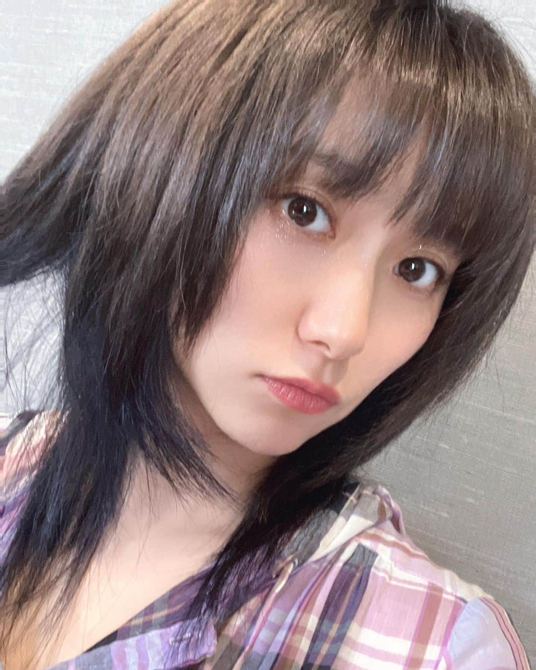 のインスタグラム：「久しぶりの美容院でした💇‍♀️✨ • • 最近はハイトーンカラーでしたが、近々のお仕事のために暗めにしました🖤💙ウルフカットで下の方を少しブルーに🤏🫐💕 • • • 梅雨の時期、気分が上がらないこともあるけど、自分メンテナンスができて身も心も整いました☺️✨ #ウルフカット #ブリーチ #ブルーヘア #ママヘア #ママヘアスタイル #可愛く撮れるアプリ #ありがたい」