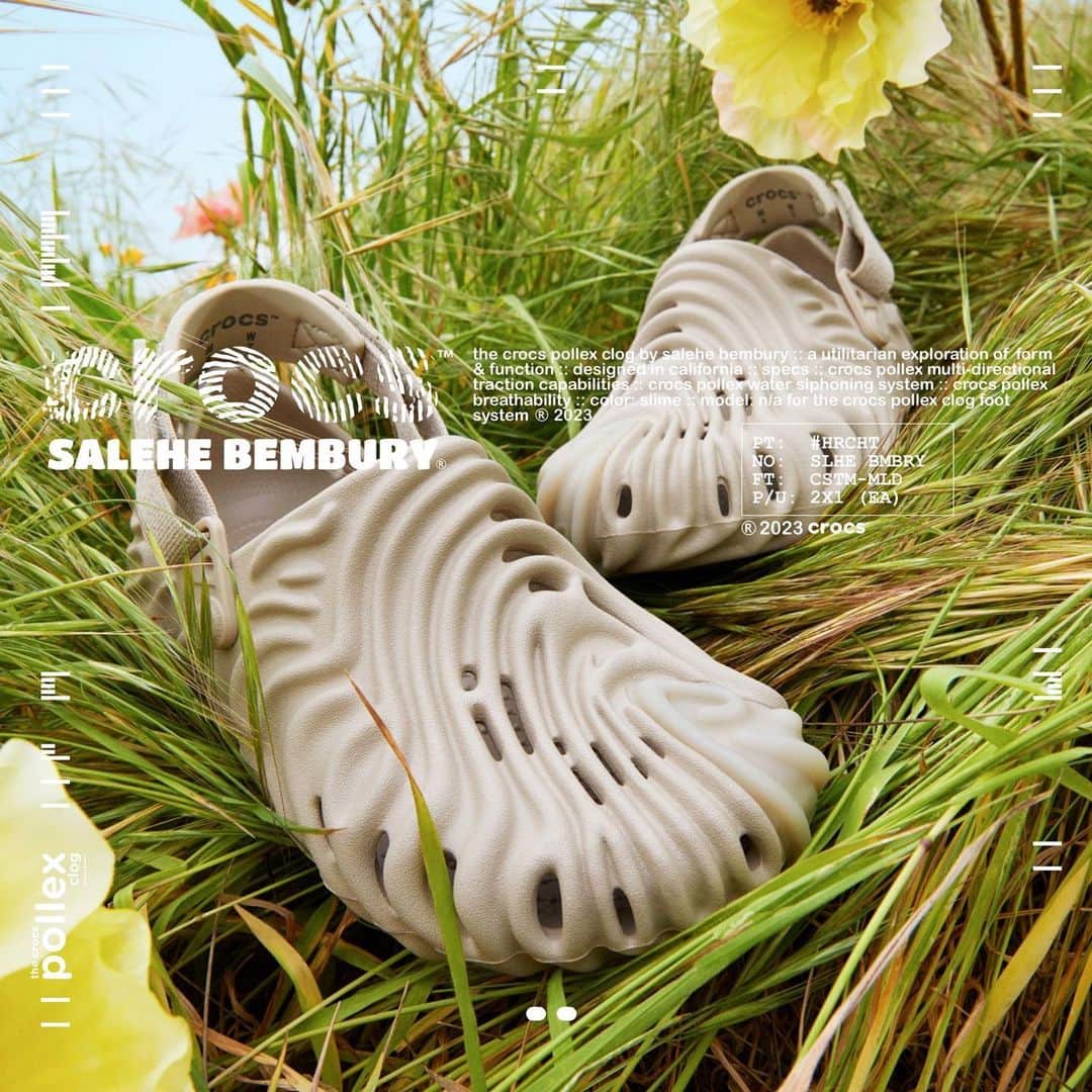 のインスタグラム：「. crocs Salehe Bembury x Crocs The Pollex Clog  Crocs Pollex Clog by Salehe Bemburyは、シューズビジネスにおける最も革新的なフォルムとシューズヘリテージのバランスを最大限に追求。世界的に著名なフットウェアデザイナーSalehe Bemburyにより創造されたクラシックなクロッグの全く新しい顔がここにあり。 Crocs PollexはSalehe Bemburyがこだわった３つのシグネチャーポイントここに融合；ドラマチックな凹状のリッジが多方向のトラクション、アッパーにある穴は通気性を高めるために足の高熱部分に沿うような設計、そして2つの調節可能で取り外し可能なヒールストラップにより、2通りの履き方のバリエーションを使い分けできる。自由でシックなデザインは確実に目を惹くワンアイテムになるのは間違いない。 本商品は、6月23日(金)よりatmos 各店（一部店舗除く）、atmos オンラインにて発売致します。  Crocs Pollex Clog by Salehe Bembury strikes the perfect balance between the most innovative form and shoe heritage in the shoe business. Here's an all-new look at the classic clog, created by world-renowned footwear designer Salehe Bembury. Crocs Pollex fuses Salehe Bembury's three signature points here; dramatic concave ridges for multi-directional traction, perforations in the upper are designed to contour the hot areas of the foot for ventilation, and 2. Two adjustable and removable heel straps allow you to choose between two wearing options. The free and chic design is sure to become an eye-catching item. This product will be on sale at atmos stores (excluding some stores) and atmos online from Friday, June 23rd.  #atmos #crocs #salehebembury」