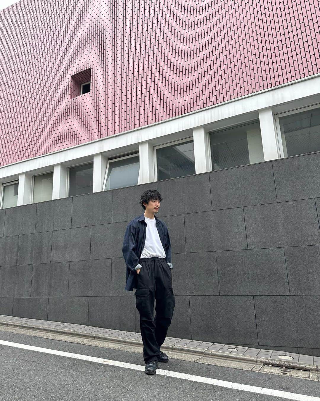 並木一樹のインスタグラム：「fashion.  pantsは韓国のブランドのもの 最近カーゴに白Tタックインがなんか好き🌱  体調無事回復しました✨ 体調崩すとやっぱ体が資本だなとつくづく感じます  関わる皆様いつも本当にありがとうございます☺️  shirt:COMOLI pants: @haveoffduty_official  shoes: @paraboot_official   #春服#ootd #COMOLI #白t」