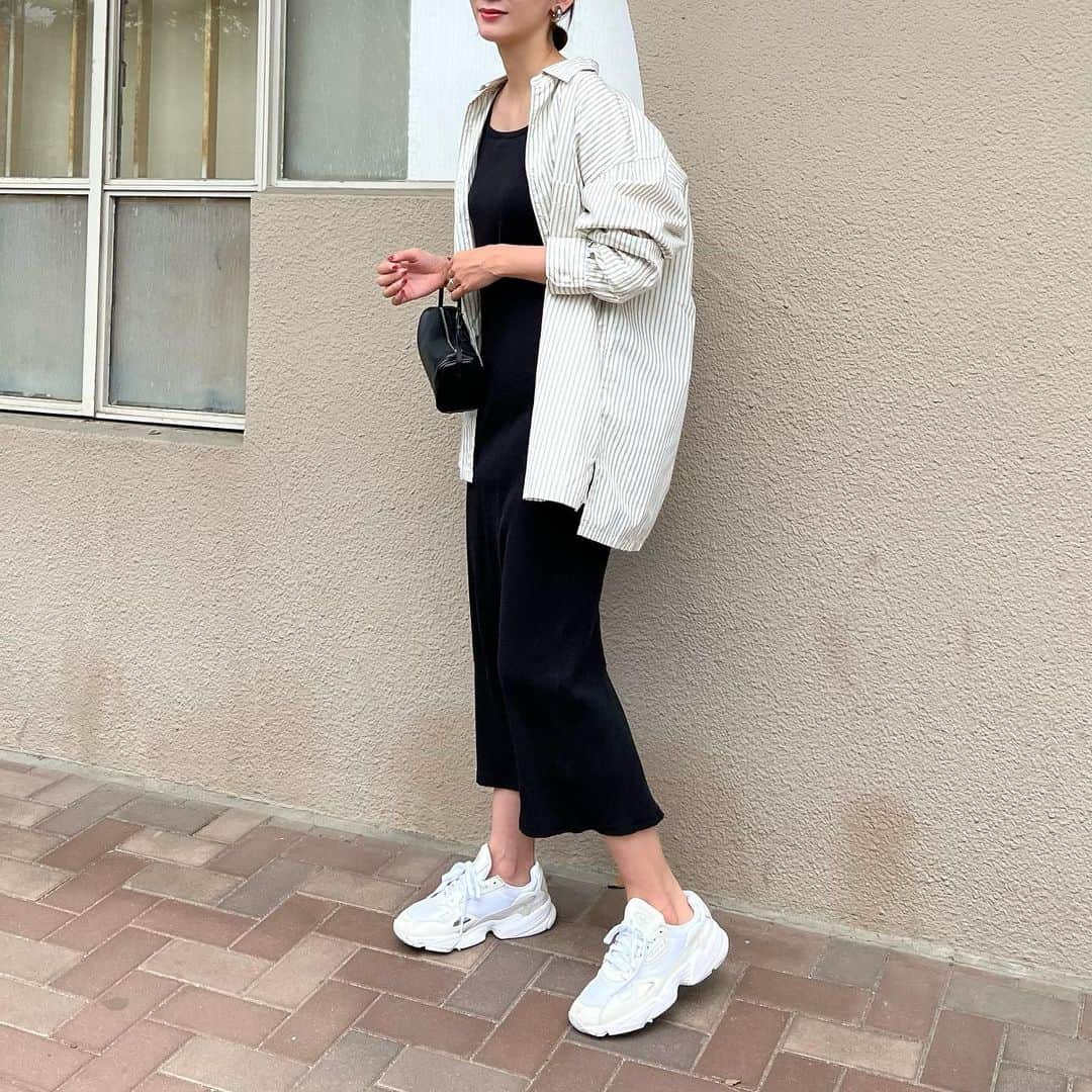 Nagiのインスタグラム：「キャミワンピースにシャツ  shirt. #uniqlo  onepiece. #ungrid  bag. #therow shoes. #adidas   #code#fashion#コーデ#ファッション#カジュアルコーデ#カジュアル」