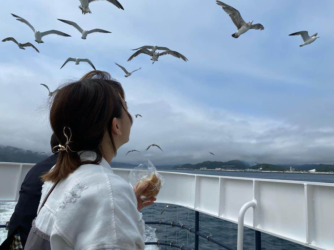 後藤萌咲さんのインスタグラム写真 - (後藤萌咲Instagram)「・  先日、岩手県へ父と旅行に行きました！  3日間にかけて、 AKB48の時に訪問させて頂いた場所や、 自然や、歴史を感じられる場所へ、 観光してきました🙌🏻  写真がありすぎるので、 今日は食に関する写真です✌🏻  ⭐️1枚目：シートピアなぁど  残念ながら行った時には、 2階のレストランは閉まってましたが、 お土産めちゃくちゃ買いました🙌🏻  宮古ラーメン、鯖缶、牡蠣の炊き込みご飯、 とろろ昆布などたくさん買いました！笑  次の日には、朝から「やませ」という現象を見てから、 「うみねこ丸」という船に乗って浄土ヶ浜を見に行ったりしました🙌🏻  ⭐️2枚目：居酒屋けんぼ @kenbo495   もうとにかく海鮮という海鮮をひたすら食べました！！笑  ホタテのグラタン、たらフライ、キンキの唐揚げなどなど、 物凄くお手頃な値段で、 しかも、全て旨みが凝縮されているような美味しさで、 1ミリも無駄にしてないお料理ばかりで、 店員さんも暖かい方ばかりでした…🥲  ⭐️3枚目：宮古市場食堂  なんと、朝8時から採れたて新鮮な海鮮丼を食べました！ ウニ丼とめちゃくちゃ迷いましたが、 宮古丼を頂きました！！🫣  新鮮すぎて身がぷりっぷりのこりっこりで、 ホタテはとろけるような美味しさで朝から幸せでした🥺  ⭐️4枚目：七輪焼肉もりもり  居酒屋けんぼさんの近くにある、 もりもりさんの焼肉は、 めちゃくちゃ美味しい脂ののったお肉ばかりで、 なんと、ご飯を大盛りで頂いてしまいました。  店主の方に驚かれましたが、 しっかり完食しました😋笑  ⭐️5枚目：藤七屋  朝からでもするっと食べれる、 あっさりなラーメンで、 全然重くなく、ご飯まで食べてしまいました🍚  あっさりしてても、しっかり旨みが出てて、 すっごく美味しかったです🍜」6月22日 19時36分 - moe_goto0520