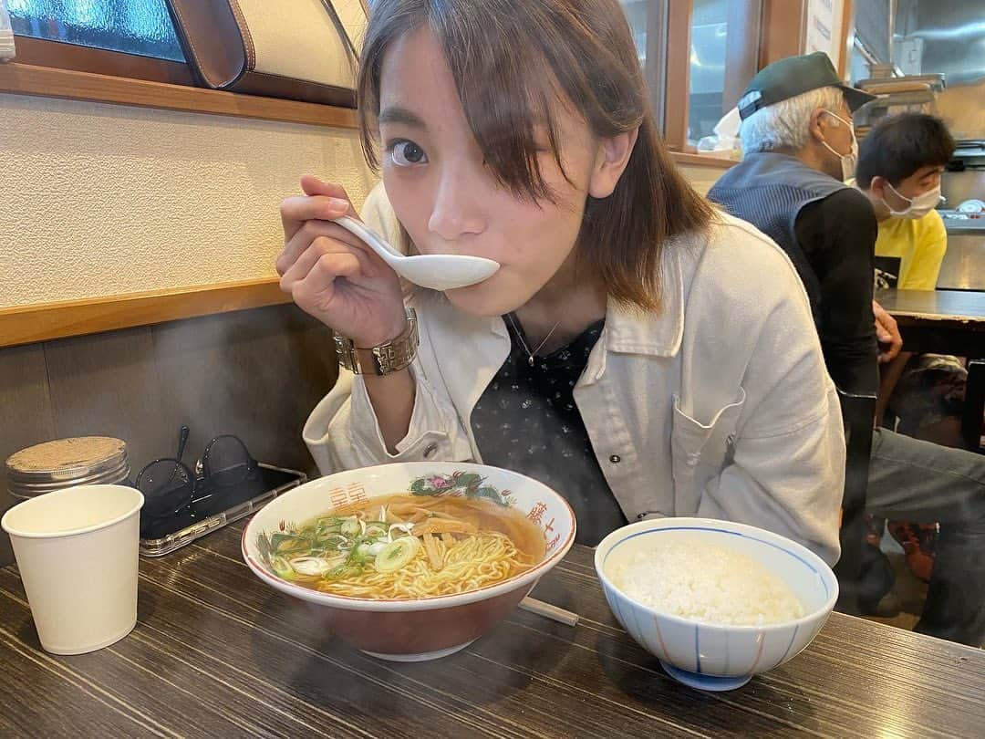 後藤萌咲さんのインスタグラム写真 - (後藤萌咲Instagram)「・  先日、岩手県へ父と旅行に行きました！  3日間にかけて、 AKB48の時に訪問させて頂いた場所や、 自然や、歴史を感じられる場所へ、 観光してきました🙌🏻  写真がありすぎるので、 今日は食に関する写真です✌🏻  ⭐️1枚目：シートピアなぁど  残念ながら行った時には、 2階のレストランは閉まってましたが、 お土産めちゃくちゃ買いました🙌🏻  宮古ラーメン、鯖缶、牡蠣の炊き込みご飯、 とろろ昆布などたくさん買いました！笑  次の日には、朝から「やませ」という現象を見てから、 「うみねこ丸」という船に乗って浄土ヶ浜を見に行ったりしました🙌🏻  ⭐️2枚目：居酒屋けんぼ @kenbo495   もうとにかく海鮮という海鮮をひたすら食べました！！笑  ホタテのグラタン、たらフライ、キンキの唐揚げなどなど、 物凄くお手頃な値段で、 しかも、全て旨みが凝縮されているような美味しさで、 1ミリも無駄にしてないお料理ばかりで、 店員さんも暖かい方ばかりでした…🥲  ⭐️3枚目：宮古市場食堂  なんと、朝8時から採れたて新鮮な海鮮丼を食べました！ ウニ丼とめちゃくちゃ迷いましたが、 宮古丼を頂きました！！🫣  新鮮すぎて身がぷりっぷりのこりっこりで、 ホタテはとろけるような美味しさで朝から幸せでした🥺  ⭐️4枚目：七輪焼肉もりもり  居酒屋けんぼさんの近くにある、 もりもりさんの焼肉は、 めちゃくちゃ美味しい脂ののったお肉ばかりで、 なんと、ご飯を大盛りで頂いてしまいました。  店主の方に驚かれましたが、 しっかり完食しました😋笑  ⭐️5枚目：藤七屋  朝からでもするっと食べれる、 あっさりなラーメンで、 全然重くなく、ご飯まで食べてしまいました🍚  あっさりしてても、しっかり旨みが出てて、 すっごく美味しかったです🍜」6月22日 19時36分 - moe_goto0520