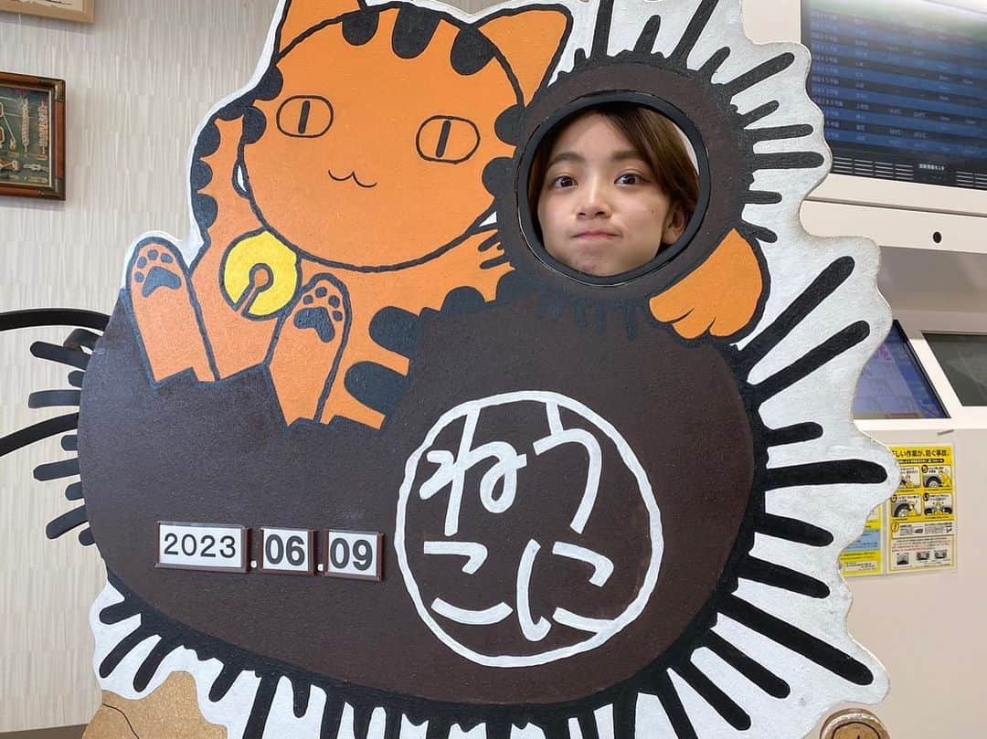 後藤萌咲のインスタグラム：「・  先日、岩手県へ父と旅行に行きました！  3日間にかけて、 AKB48の時に訪問させて頂いた場所や、 自然や、歴史を感じられる場所へ、 観光してきました🙌🏻  写真がありすぎるので、 今日は食に関する写真です✌🏻  ⭐️1枚目：シートピアなぁど  残念ながら行った時には、 2階のレストランは閉まってましたが、 お土産めちゃくちゃ買いました🙌🏻  宮古ラーメン、鯖缶、牡蠣の炊き込みご飯、 とろろ昆布などたくさん買いました！笑  次の日には、朝から「やませ」という現象を見てから、 「うみねこ丸」という船に乗って浄土ヶ浜を見に行ったりしました🙌🏻  ⭐️2枚目：居酒屋けんぼ @kenbo495   もうとにかく海鮮という海鮮をひたすら食べました！！笑  ホタテのグラタン、たらフライ、キンキの唐揚げなどなど、 物凄くお手頃な値段で、 しかも、全て旨みが凝縮されているような美味しさで、 1ミリも無駄にしてないお料理ばかりで、 店員さんも暖かい方ばかりでした…🥲  ⭐️3枚目：宮古市場食堂  なんと、朝8時から採れたて新鮮な海鮮丼を食べました！ ウニ丼とめちゃくちゃ迷いましたが、 宮古丼を頂きました！！🫣  新鮮すぎて身がぷりっぷりのこりっこりで、 ホタテはとろけるような美味しさで朝から幸せでした🥺  ⭐️4枚目：七輪焼肉もりもり  居酒屋けんぼさんの近くにある、 もりもりさんの焼肉は、 めちゃくちゃ美味しい脂ののったお肉ばかりで、 なんと、ご飯を大盛りで頂いてしまいました。  店主の方に驚かれましたが、 しっかり完食しました😋笑  ⭐️5枚目：藤七屋  朝からでもするっと食べれる、 あっさりなラーメンで、 全然重くなく、ご飯まで食べてしまいました🍚  あっさりしてても、しっかり旨みが出てて、 すっごく美味しかったです🍜」