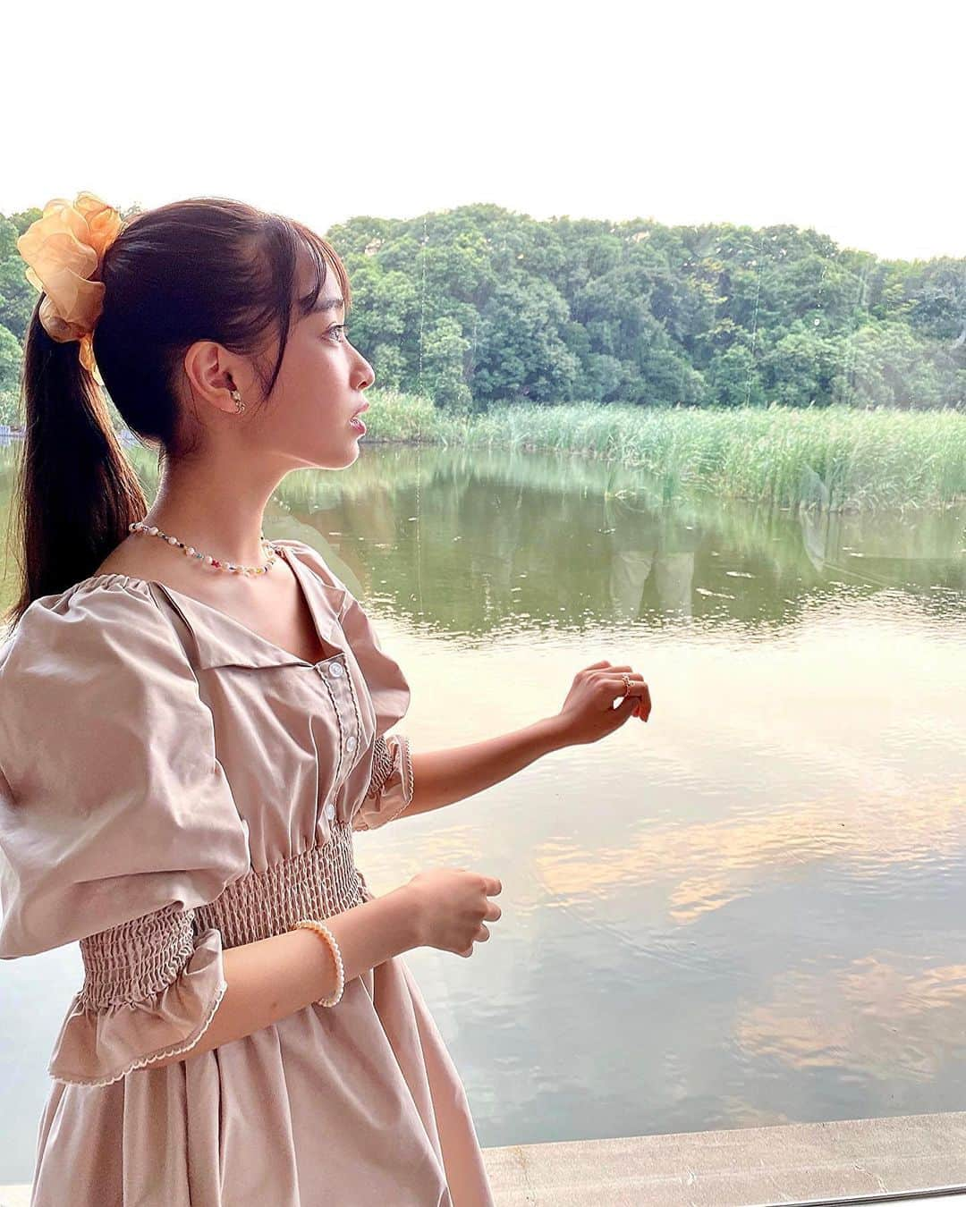 藤岡舞衣さんのインスタグラム写真 - (藤岡舞衣Instagram)「夕日って眺めちゃうよね🥰✨  #藤岡舞衣#夕焼け #ロケ#ワンピース #ポニーテール#お仕事終わりに」6月22日 19時30分 - mai_fujioka_official