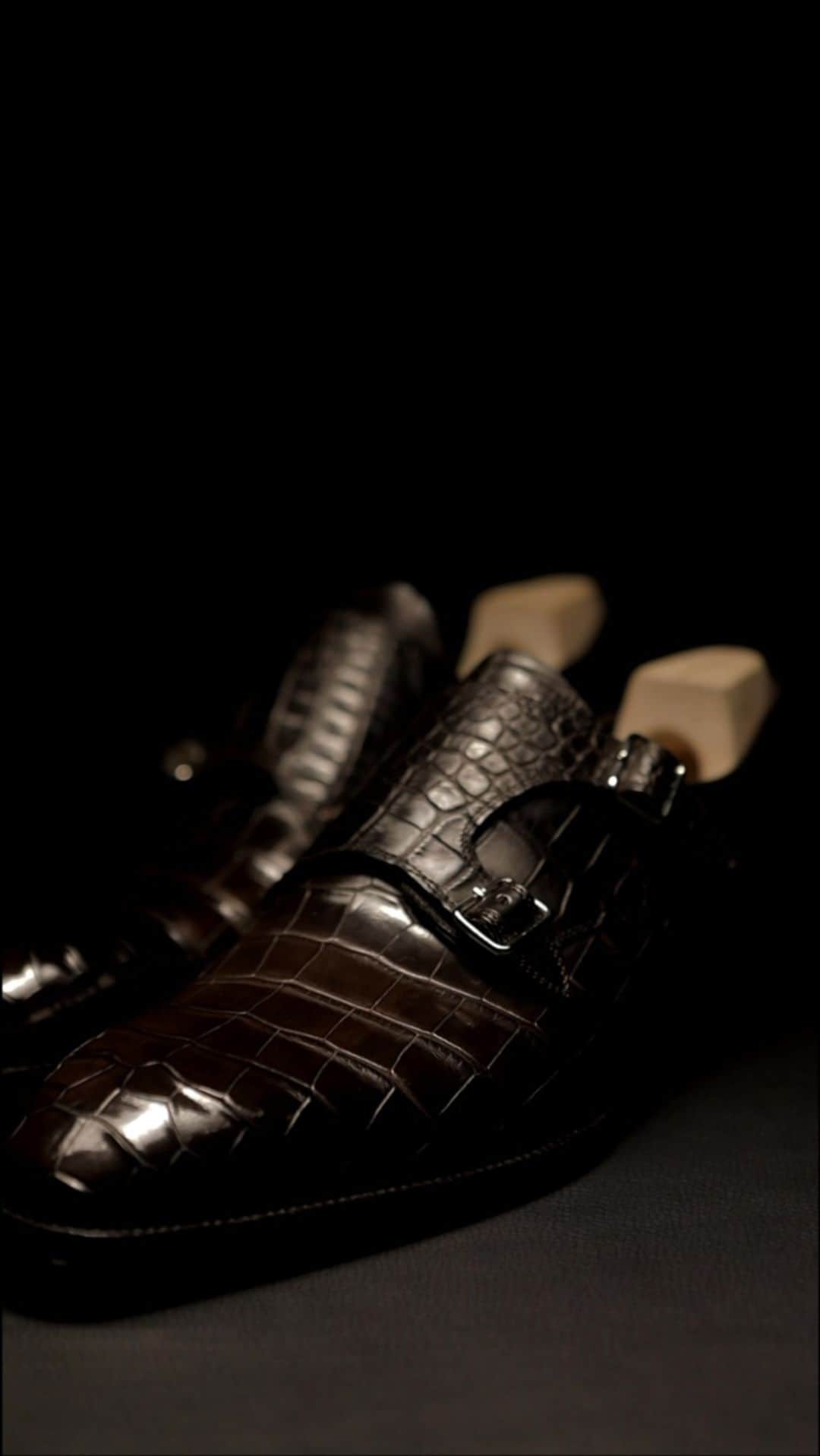 のインスタグラム：「Each piece of leather is carefully considered, each last lovingly sculpted and each patina passionately applied by our dedicated artisans. It is their commitment to their craft that makes our shoes so special. Their souls are ingrained in every stitch, their passion permeates every layer, and their heartbeats reverberate throughout every shoe. This is the story of Saint Crispin’s.  #shoes #handmadeshoes #madetoorder #mtoshoes #bespokeshoes #handwelted #shoeporn #madebyhand #shoestagram #agentlemanschoice #onlyforgentlemen」