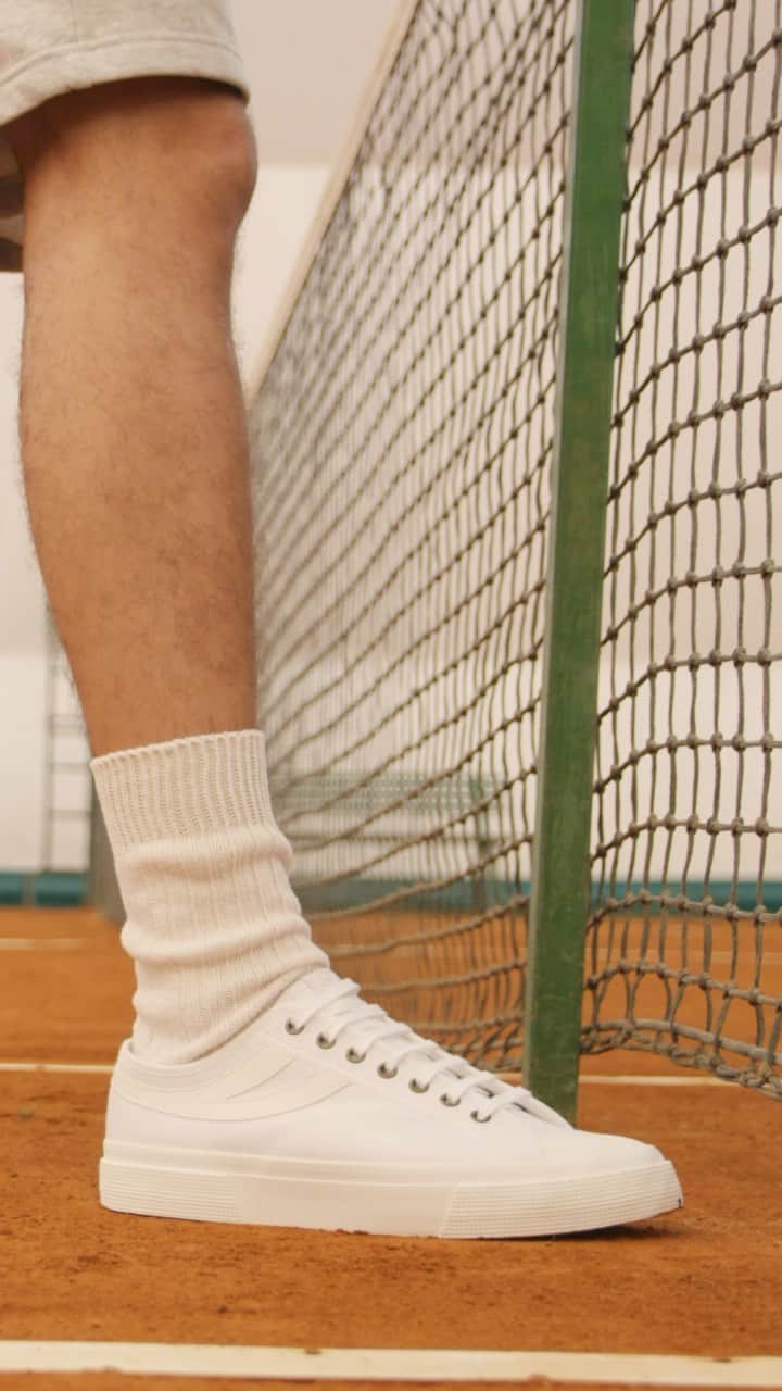 のインスタグラム：「On these summer days a game with friends and then a bit of fun all together is just what you need!  #Superga #SupergaLovers」