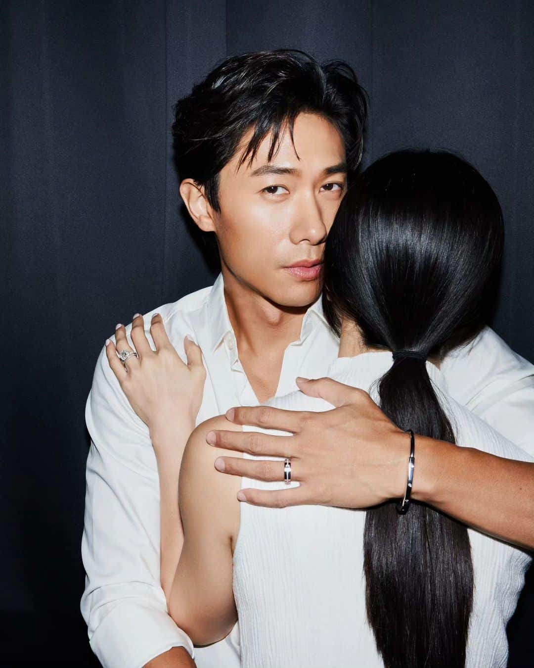 デスモンド・タンのインスタグラム：「To my rock, my confidante, my everything—thank you for being the centre of my universe, my dearest Mrs Tan. Capturing the enduring power of true love with @TiffanyandCo. 💍🩵   #TiffanyPartner #TiffanyEngagement」