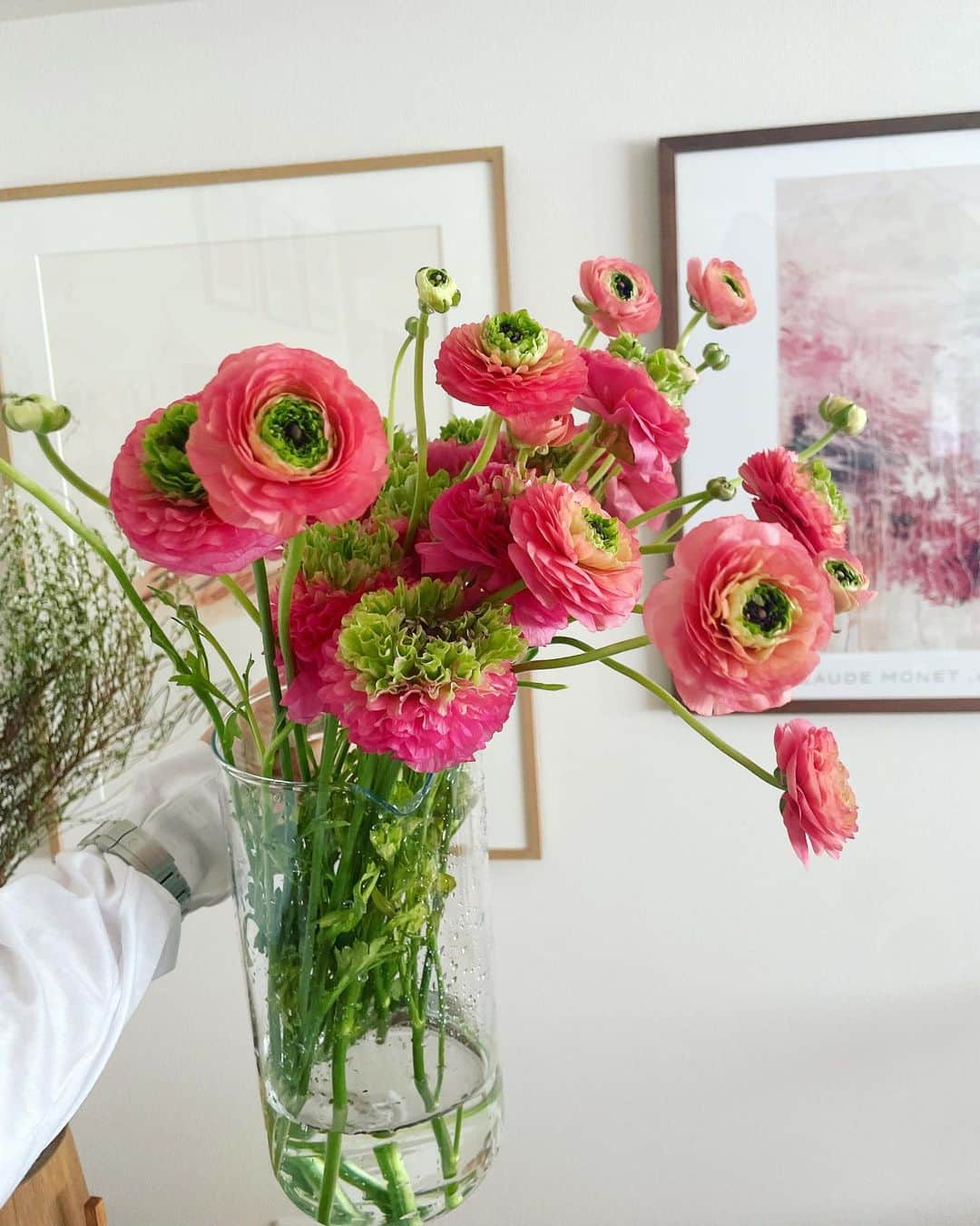 笹川友里のインスタグラム：「お花最近飾ってないな。 余裕がある毎日を送りたいけど、 ワーカーホリックなので忙しくないと落ち着かない派です。」