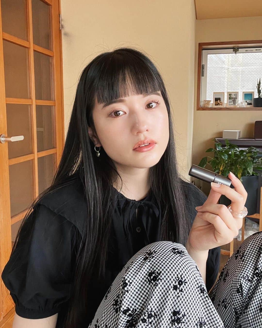 みこのインスタグラム：「最新のお気に入りリップ💄✶  @yeau_official のマットリップスティック02   リップメイクは、オーバーめ&お山をちゃんと描くのがマイブーム。  肌馴染みがよくて不自然にならないけど、しっかりおしゃれな発色をしてくれて、気分あがります🥺♡  昔はそんなにリップに興味なかったけど、最近はなくてはならない存在。  くちびるも結構顔の印象変えるな〜！と思ってます。  二枚目の動画、塗る前と全然雰囲気ちがうよね…？  ちなみに、チーク&ハイライトもyeauを使ってるんだけどこちらもいいかんじ☺️」