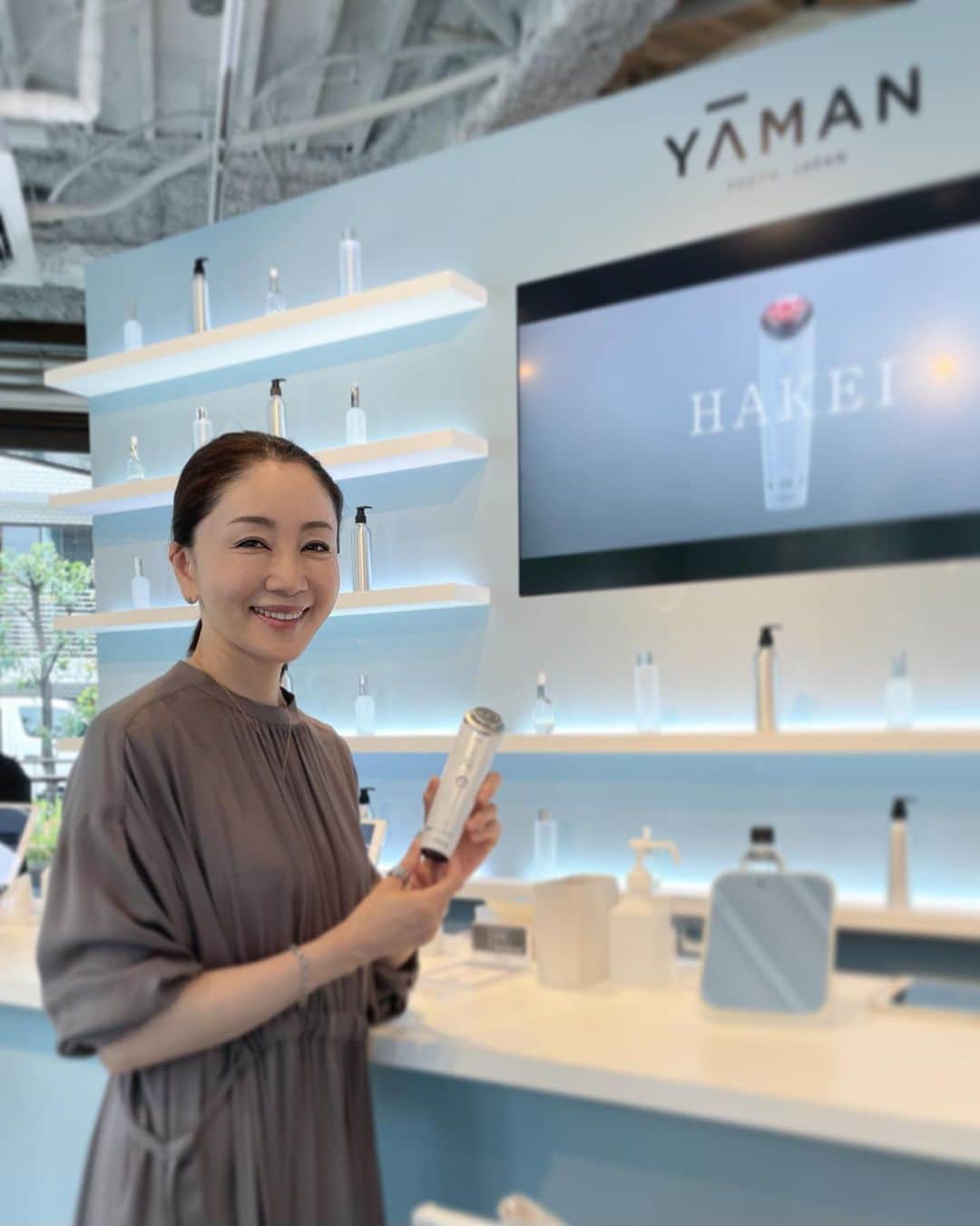 坂村かおるのインスタグラム：「🌟6月に発売されたヤーマンの新美顔器『HAKEI（ハケイ）』をその場で体験できるPOP UP イベンへ‥  🌟お手持ちのコスメで、その効果を引き出すハイテクノロジーが体験できる‼️  なんと❣️  スキンケア成分の効果を引き出す浸透に適した波形を実際に体験する事が出来るんです！ お手持ちのスキンケア化粧品（化粧水、美容液、シートマスクなど）を持ち込めば、「ハケイ」を使った時と使わない普段のスキンケアとの比較も体感出来ます   「今のスキンケアで合ってるのかな？！」というスキンケア迷子の方にオススメのイベントです。  🌟コスメの良さを最大限引き出す「HAKEI(ハケイ)」  「ハケイ」は、2万点以上のスキンケア化粧品データから、成分ごとの効果を引き出す浸透波形を出力。 さらにモードの追加でお好みのスキンケアを実現する“進化するAI型美顔器”です。  「myMODE」ではスマートフォンなどに専用アプリ「YA-MAN HAKEI」をダウンロードし、アプリと美顔器を接続（CONNECT）して使うことも可能！  加齢とともに増える肌のお悩みやシーズンによって替えるスキンケアコスメの変化にも対応してくれるAIをぜひ実感してみてください。  実際、自分の化粧水で試したら浸透感や肌が整って行くのを感じ驚きでした！ あたたかみを感じたり、ピリピリとしたり、その状況や成分に合わせて変化していくので、不思議な感覚でした。  🌟３D皮膚測定器による「ほうれい線測定」体験！  今回POP UPイベントでは、さらにヤーマンの「表情筋研究所」で美容技術の肌への効果検証試験のために使われている３D皮膚測定器によるほうれい線測定も受けられます。 普段なかなか見ることのできない、気になる肌の状態をチェック‼️  私は、食いしばりや弛みがあるので 側頭筋を鍛えたり、口の周りは緩めるマスク型のメディリフトが良いと、色々とアドバイスが頂けて、また美容への意識が高まりました😆  🌟イベント期間🌟 2023年6月21日(水)～25日(日)の5日間、東京・表参道にて。  ・会場は青山Rand（東京都渋谷区北青山3-15-5 ポルトフィーノA12）   気軽に立ち寄れるので、お友達と出かけては如何でしょうか💓     #HAKEI #美顔器 #ヤーマン #美容成分探偵HAKEI #美ST #PR」