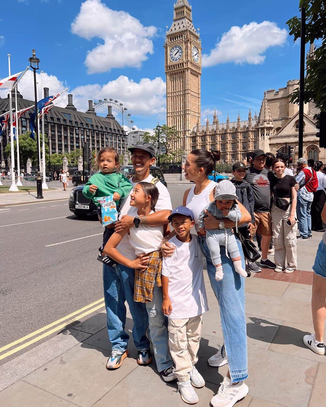 Jennifer Bachdimのインスタグラム：「We just had to… touristic #teamBachdim family pictures in front of the  Buckingham Palace and Big Ben ❤️🥰 #London」