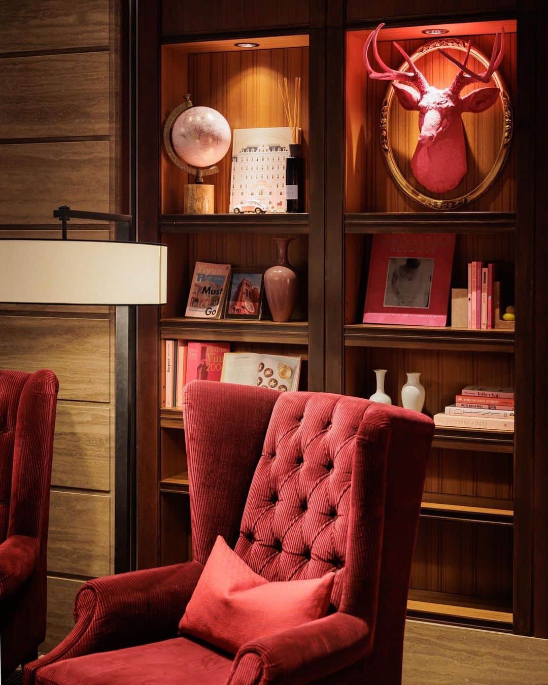 ［公式］オリエンタルホテル神戸・旧居留地さんのインスタグラム写真 - (［公式］オリエンタルホテル神戸・旧居留地Instagram)「. ORIENTAL HOTEL 1Fの待合スペースには、 「ピンク好きの貿易商が 　世界を旅する中で集めたアイテムたち」 というストーリーのもと ピンク色のアイテムがディスプレイされています。 ⁡ よく見てみると、 意外な書籍や遊び心溢れるオブジェなど、 小さな発見があるかもしれません。 ⁡ 通り過ぎることが多いエリアかと思いますが、 次回お越しの際は ぜひゆっくり眺めてみてください。 ⁡ ⁡ #orientalhotelkobe #pinkpinkpink」6月22日 19時45分 - oriental.hotel.kobe