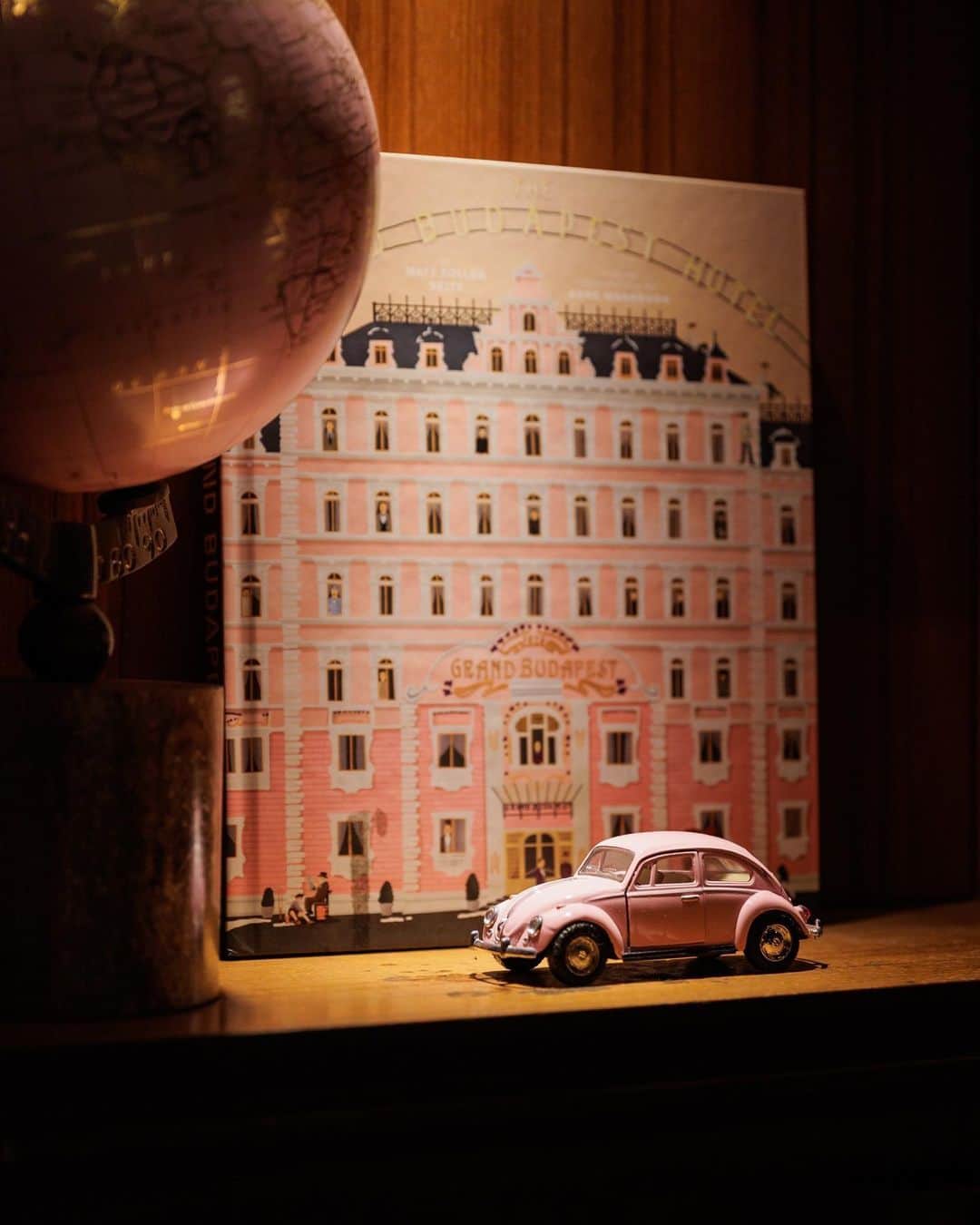 ［公式］オリエンタルホテル神戸・旧居留地さんのインスタグラム写真 - (［公式］オリエンタルホテル神戸・旧居留地Instagram)「. ORIENTAL HOTEL 1Fの待合スペースには、 「ピンク好きの貿易商が 　世界を旅する中で集めたアイテムたち」 というストーリーのもと ピンク色のアイテムがディスプレイされています。 ⁡ よく見てみると、 意外な書籍や遊び心溢れるオブジェなど、 小さな発見があるかもしれません。 ⁡ 通り過ぎることが多いエリアかと思いますが、 次回お越しの際は ぜひゆっくり眺めてみてください。 ⁡ ⁡ #orientalhotelkobe #pinkpinkpink」6月22日 19時45分 - oriental.hotel.kobe