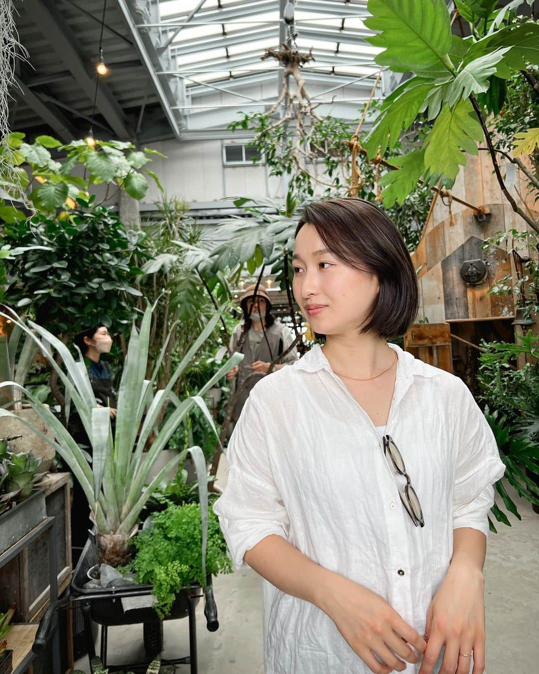 西野沙瑛のインスタグラム：「- 今日は涼しくて過ごしやすかった🌿 お気に入りのリネンのシャツに、シンプルなゴールドのネックレス( @aletta_jewelry_official )を合わせました🎗️  アクセサリーはたくさん持たずに 使い回しできる物をずっとつける派です☺️  #シンプルコーデ #シャツコーデ #デイリーユース #ゴールドネックレス」