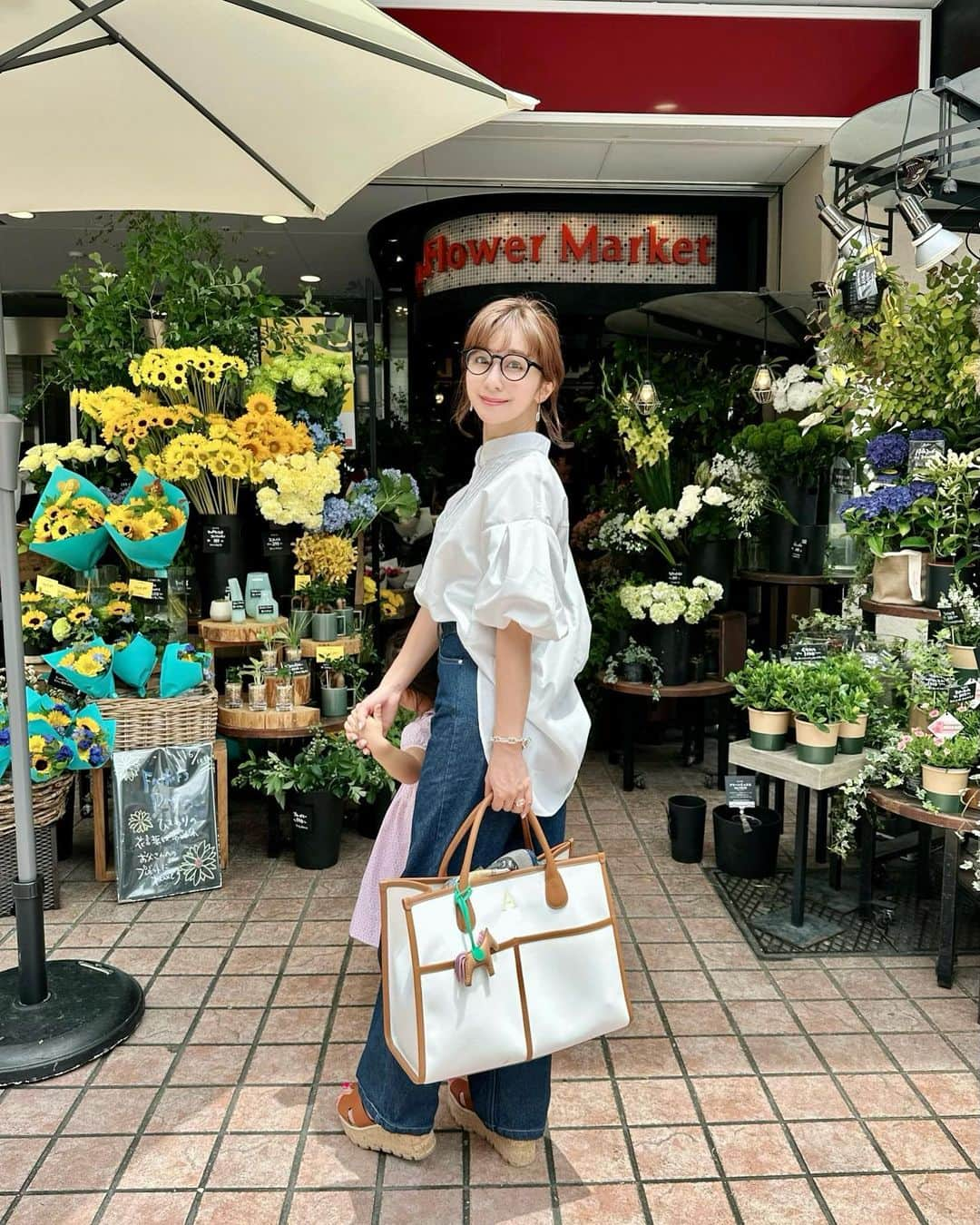 水野佐彩さんのインスタグラム写真 - (水野佐彩Instagram)「・ #きょうのわたちたち👩‍👧  父の日編👨‍👩‍👧  🤍 @nostalgia_jp  👖 @cenci_official  👜 @napa_jp_official   #おちびコーデ #おちびの輪 #低身長コーデ #Sサイズコーデ #ママコーデ #ママライフ #2020年ベビー #女の子ママ #女の子ベビー #ブルベ夏 #ブルベ #ブルベサマー #ブライトサマー #ブライトスプリング #ソフトクラシック #ウェーブ #骨格診断ウェーブ #nostalgia #ノスタルジア」6月22日 19時53分 - saaya_mizuno