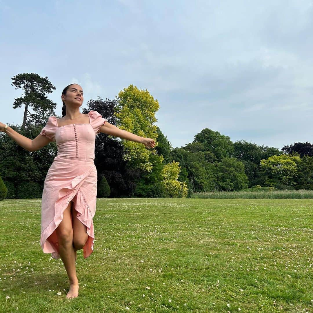 ロレンザ・イゾさんのインスタグラム写真 - (ロレンザ・イゾInstagram)「Drank champers and frolicked in the sprawling gardens of Yeovil, didn’t I?」6月22日 19時53分 - lorenzaizzo