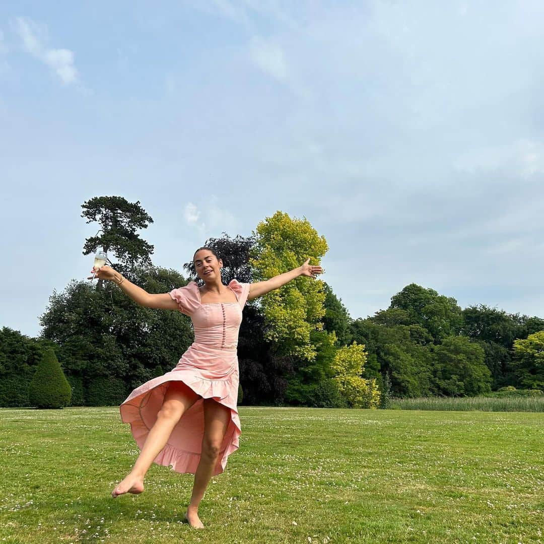 ロレンザ・イゾさんのインスタグラム写真 - (ロレンザ・イゾInstagram)「Drank champers and frolicked in the sprawling gardens of Yeovil, didn’t I?」6月22日 19時53分 - lorenzaizzo