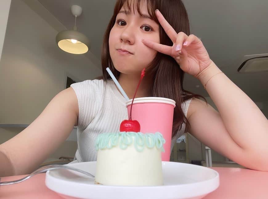 冨田有紀さんのインスタグラム写真 - (冨田有紀Instagram)「. 教えていただいたカフェで一休み😌😌何ケーキに見えますか？？ #いつも焼肉とかしか行かないからカフェは新鮮」6月22日 19時54分 - _yuki_tomita_