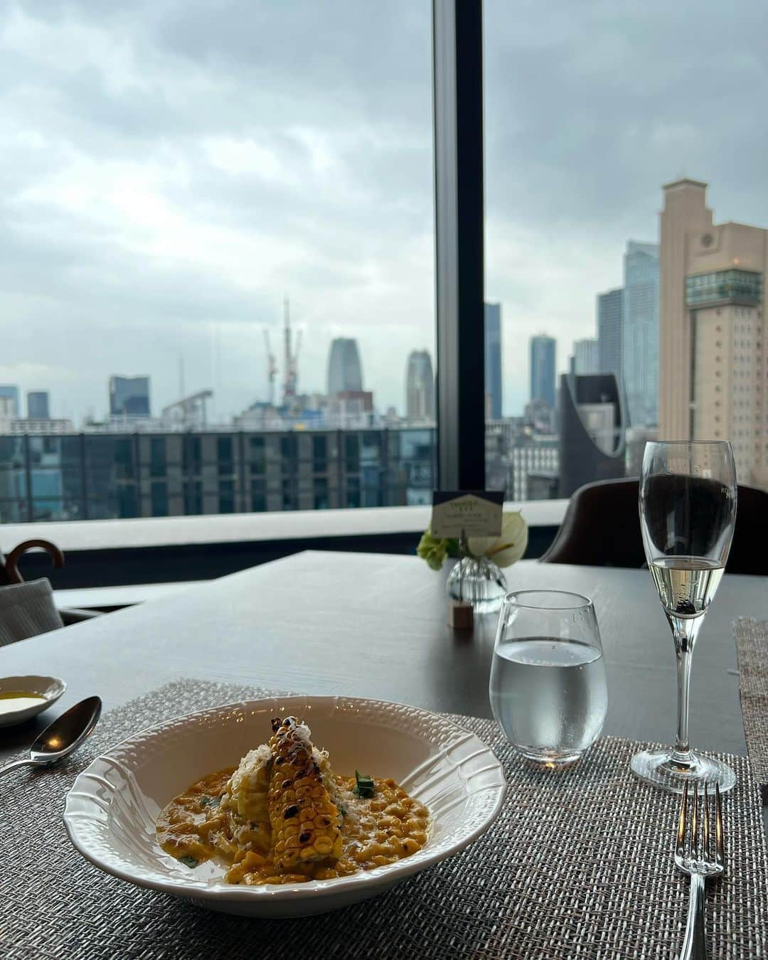 石黒美帆さんのインスタグラム写真 - (石黒美帆Instagram)「銀座でコスパ良すぎなお店でランチ。 席は広々で日当たりも良かった🤍  ⁡ ママの制服！ネイビーワンピースは @fraise___shop のもの☺️ ⁡ この日はfounderである  @hanadahirona ちゃんとランチだったので 絶対着て行くね！と張り切って。 ラインも綺麗で長く使えるワンピースです🫶🏻 ⁡  op#fraiseshop bag#paris64world  pumps#jimmychoo ⁡」6月22日 19時48分 - miho_ishiguro