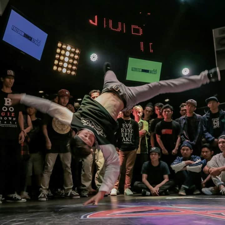 SNACK（野村直）のインスタグラム：「Powermove Cipher in @flava_japan   @bboysnack   #powermove #パワームーブ #breakin #breaking #breakdance #ブレイキン #ブレイクダンス #ウインドミル #airflare #bboy #cipher #dancebattle #dance #ダンス #dancer #ダンサー 2000木 0622」