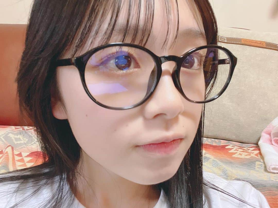 ひまひまチャンネルさんのインスタグラム写真 - (ひまひまチャンネルInstagram)「👓👓👓  ひまひま、角度つけすぎ＆全部同じ写真説 、、🤦‍♀️  テスト期間嫌すぎるーー！！！ でも全然集中できない🥹  頑張ろうね😭💞💞💞   #ひまひまチャンネル  #ひまひま #度なし でコンタクト」6月22日 19時50分 - himahima_channel