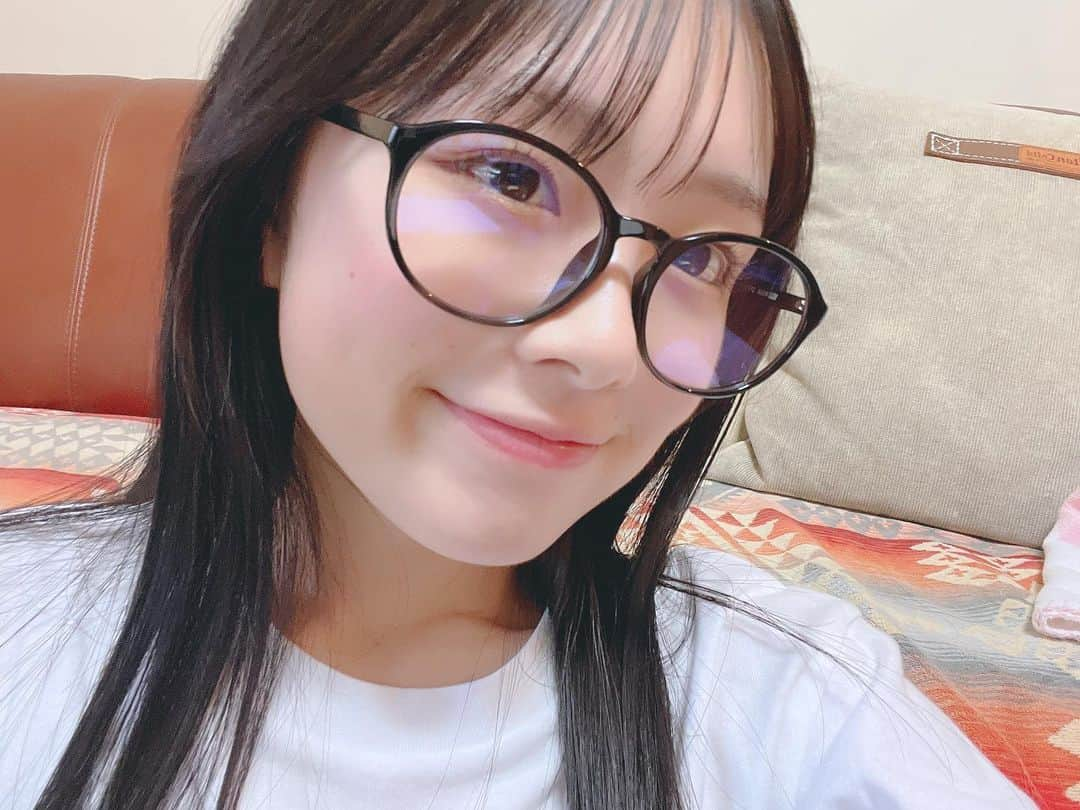 ひまひまチャンネルさんのインスタグラム写真 - (ひまひまチャンネルInstagram)「👓👓👓  ひまひま、角度つけすぎ＆全部同じ写真説 、、🤦‍♀️  テスト期間嫌すぎるーー！！！ でも全然集中できない🥹  頑張ろうね😭💞💞💞   #ひまひまチャンネル  #ひまひま #度なし でコンタクト」6月22日 19時50分 - himahima_channel