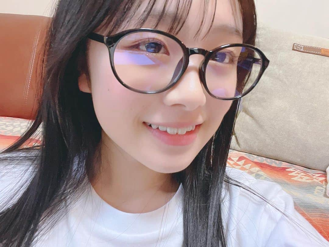 ひまひまチャンネルさんのインスタグラム写真 - (ひまひまチャンネルInstagram)「👓👓👓  ひまひま、角度つけすぎ＆全部同じ写真説 、、🤦‍♀️  テスト期間嫌すぎるーー！！！ でも全然集中できない🥹  頑張ろうね😭💞💞💞   #ひまひまチャンネル  #ひまひま #度なし でコンタクト」6月22日 19時50分 - himahima_channel