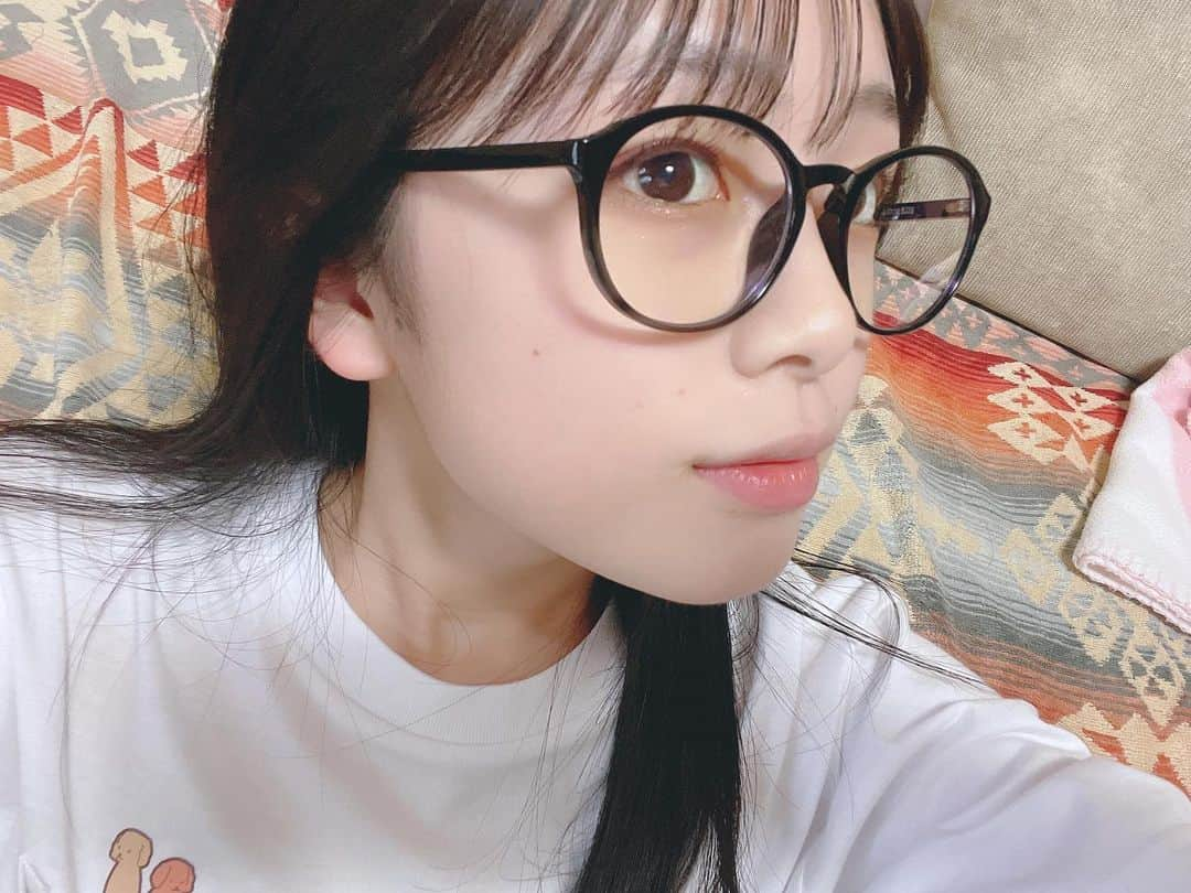 ひまひまチャンネルさんのインスタグラム写真 - (ひまひまチャンネルInstagram)「👓👓👓  ひまひま、角度つけすぎ＆全部同じ写真説 、、🤦‍♀️  テスト期間嫌すぎるーー！！！ でも全然集中できない🥹  頑張ろうね😭💞💞💞   #ひまひまチャンネル  #ひまひま #度なし でコンタクト」6月22日 19時50分 - himahima_channel