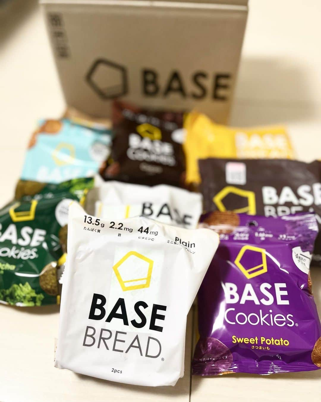 森隆弘のインスタグラム：「✨BASE アンバサダー✨  昨年からCMやコンビニ等でも販売されている BASEアンバサダーをさせて頂いていますが 今回も沢山の商品を送って頂きました✌️  僕は、レッスンの合間のおやつで 食べるようにしています！ いつもありがとうございます😊　 . . #base #basefood #basepasta #おやつ #basebread #玄米 #たんぱく質 #たんぱく質摂取 #栄養素 #アンバサダー #料理王国 #低糖質 #低糖質レシピ #低糖質メニュー #ビタミンc #ミネラル #プロテイン #間食」