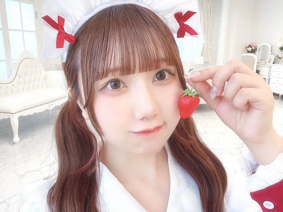 楠木しゅりさんのインスタグラム写真 - (楠木しゅりInstagram)「赤メイド 🍓♡  7月あえる予定できそうでわくわく！ これは絶対にきてほしい…🥹♡ たのしみすぎるーーー  . . .  #メイド #メイド服 #メイドコスプレ #フレンチガーリー #フレンチガーリーコーデ #ロングヘアアレンジ #ツインテール #ツインテールアレンジ #ツインテール女子 #アイドル前髪 #ウェーブ巻き #ポートレート撮影 #撮影モデル #アイドル #偶像 #自撮り女子 #今日のコーデ #いいね返し #ootd #japanesegirl #instagood」6月22日 19時50分 - kusunoki_shuri