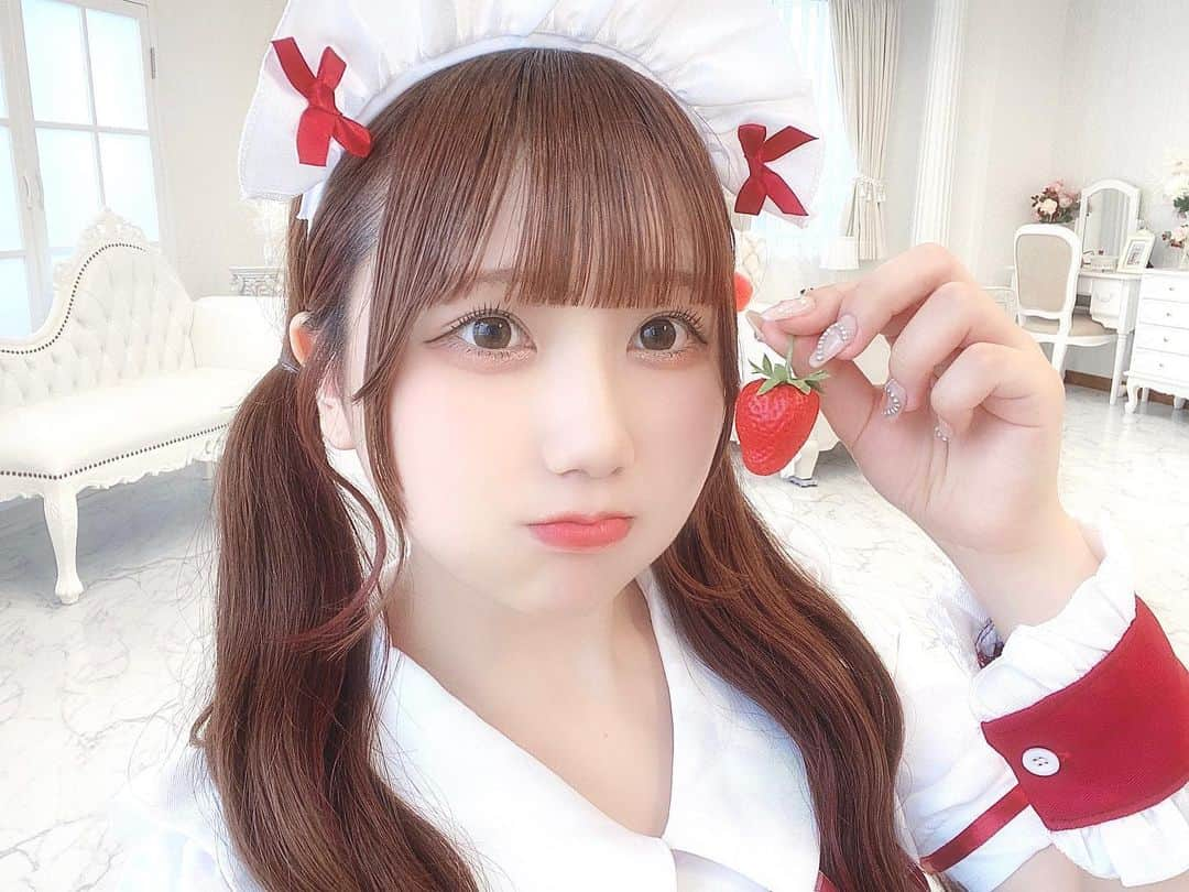 楠木しゅりのインスタグラム：「赤メイド 🍓♡  7月あえる予定できそうでわくわく！ これは絶対にきてほしい…🥹♡ たのしみすぎるーーー  . . .  #メイド #メイド服 #メイドコスプレ #フレンチガーリー #フレンチガーリーコーデ #ロングヘアアレンジ #ツインテール #ツインテールアレンジ #ツインテール女子 #アイドル前髪 #ウェーブ巻き #ポートレート撮影 #撮影モデル #アイドル #偶像 #自撮り女子 #今日のコーデ #いいね返し #ootd #japanesegirl #instagood」