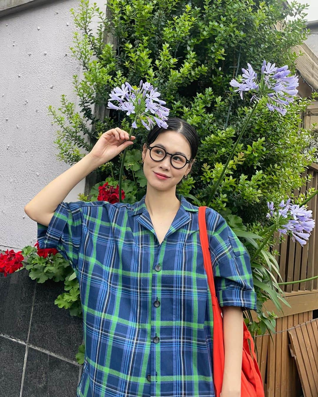 田中シェンのインスタグラム：「愛ってば騒がしい！ 水曜日の豪徳寺  Shirts @trove_info  Pants #vintage Glasses @ahlem  Bag #mangrove  Shoes @elnidoflips   本日木曜日は雨の予報だったもので 水曜日の晴れのうちに豪徳寺にお出かけ したものならば、ほとんどのお店が 水曜日休みっていう💁🏻‍♀️ 豪徳寺は水曜日以外に行こうね❗️(案内)  #豪徳寺カフェ  @_aisou_  #愛騒  豪徳寺と調べて一番にでてきたカフェ☕️ そんなに広くないから友達との席を取る ために開店と共に入店。 誰も居ない中、質の良いスピーカーから流れる 音楽とともに食べるきゅうりサンド🥒は 絶品中の絶品でした。本も売ってるし読める！ 近所に住んでたらめっちゃ来ちゃうな〜🚶  #豪徳寺ランチ  @noukarestaurant_shunse  カフェで喋ってたら14：30になってしまい 唯一空いてたこちらへ。ちゃんと調べてなかったから 正直期待してなかちゃんだけど...、満足度やばい！ 野菜もお魚も美味しい！バターご飯🍚最高❗️ 騙されたと思って飛び込んでみて💁🏻‍♀️  #豪徳寺古着屋  @astrology__store  友達が調べてくれた古着屋さんにもふらりと 立ち寄り。古着の良さをじわじわわかってきたのは つい最近の話なので私には、まだ歴史とかわからない けれど、セレクトのセンスがいいのはわかる！ メンズアイテムを中心にシャツが可愛いかったな。 大学生たちが楽しそうにおしゃべりしてたのも⭕️  #経堂駅  @kyodo1201 「経堂で今日どう？」なんてパンチライン ついつい入っちゃうでしょ！おしゃれな居酒屋 なんだけど、まずお通しででてきた、アサリ汁に 漬け込んだクリームチーズが美味しくて！ そしたらやっぱり案の定全部美味しかったです🥹🙏🏻 空芯菜炒めが旬だったよ🥦  #gotokuji area is more of local small town with  Heartfulness is the air 💁🏻‍♀️good for vintage shopping, Nice cafes,great #izakayatoyo, but no Wednesday! B/c most of the stores are closed 🤦🏻‍♀️ I find this town very gourmet 🥦💯  #豪徳寺ランチ #豪徳寺駅 #豪徳寺ディナー  #経堂カフェ #経堂飲み #小田急線カフェ  #東京カフェ散歩 #チェックシャツコーデ  #夏シャツコーデ #チェックシャツ #ビーサンコーデ  #シティボーイ #シティガール #checkshirtsformens #ahlemeyewear #elnidoflips #日本観光 #데일리코디일상 #여름코디 #여름패션코디 #남자패션스타일 #일본일상」