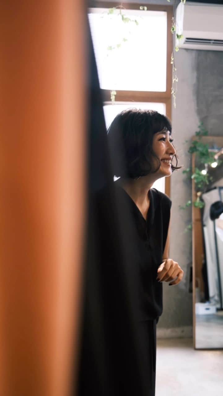 安藤沙耶香のインスタグラム：「Nala 2023 resort collection 大阪フィッティング会にお越しいただきました皆様 本当にありがとうございました✨  関西で初めてお客様と直接お話しできる機会 Nalaの世界観を見ていただける機会 商品を手に取っていただける機会に たくさんの方と出会えて嬉しかったです🥹  会場内で みんながお友達みたいにお互いの服を選び合いっこしたり 「ここで知り合ったんですけど今からランチに行くことになったんです〜♡Nala友です♡」 なんて言ってくださったり  アットホームで温かい空気に包まれて 幸せな3日間を過ごさせていただきました🥰  みんなみんな 素敵なお客様すぎました‥♡  また こんな機会が作れたらな  最後に 来ていただいたのにご入場いただけなかった皆様 長い間お待たせしてしまった皆様 本当に本当にごめんなさい  時間が許されるなら 会館に足を運んで下さった皆様全員にご入場いただきたかった‥🥲  次回は必ずリベンジさせてください🙏  何度もしつこいけど 本当に本当にありがとうございました🙏🙏🥹  special thanks @im_here_hokkaido  @h.r.r.insta  @idatomoe_  @mika0623kawa  @na1222nala」
