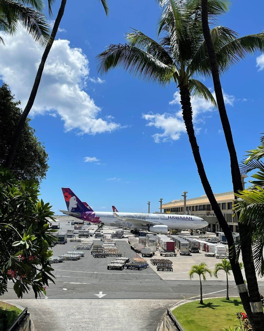 のインスタグラム：「待ちに待ったハワイ旅行🌴  ...の前に必ず#ESTAの申請 が完了していることをお確かめください。日本国籍の方がハワイ旅行をする際はESTA申請が必要です。#ESTA は必ずお持ちのパスポートに紐づいている必要があります。 ESTAの申請をし忘れていた、パスポートを新しくしてから申請していなかったなどの理由でせっかくの旅行を台無しにしないよう、余裕をもって確認をしておきましょう⚠️  #ハワイ旅行 #ハワイはすぐそこ #渡航の準備 #渡航書類 #そろそろハワイへ #hawaii #ハワイ好きな人と繋がりたい」