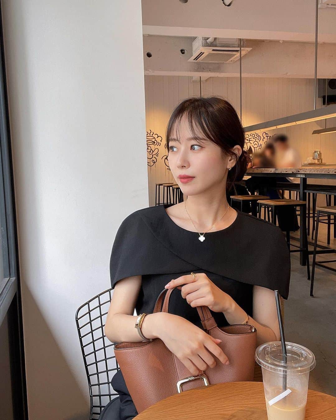 ハンナミのインスタグラム：「前髪のばしてたけど 切ってしまった 💇🏻‍♀️☕️🖤  明日発売の新作ブラウス ˎˊ˗  肩のデザインがすごくかわいいんです ♪  @eneu.official でも checkしてみてくださいね ☺️」
