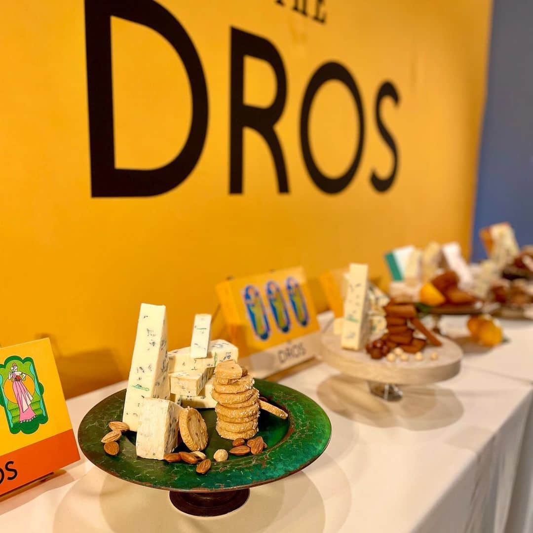 大庭絃子さんのインスタグラム写真 - (大庭絃子Instagram)「6/26(月)「グランスタ東京」にnewオープンする「THE DROS」の試食会へひと足お先にお伺いしました✨ ⁡ チーズ×木の実の黄金バランスで、様々な食感が楽しめるチーズスイーツ。濃厚なゴルゴンゾーラ、カマンベール✖️レモンなど爽やかで、美味しい組み合わせでやみつきになります。 ⁡ ・フィナンシェ(ゴルゴンゾーラ&ヘーゼル) ・ベイクドチーズケーキ(クリームチーズ&アーモンド) ・クッキー(ゴルゴンゾーラ&アーモンド) ・フィナンシェ(カマンベール&レモン)*季節限定 ⁡ ⁡ 紅茶やコーヒーとはもちろん、お酒とのマリアージュも🥃🩷 駅ナカで購入できるので、オープンしたらお伺いしたいな♡ ⁡ ⁡ #dros #ドロス#thedros #東京駅土産#東京駅#チーズスイーツ#焼き菓子ギフト#差し入れスイーツ #駅ナカ土産#pr #インフルエンサーワークス #黄金比スイーツ」6月22日 20時03分 - itokooba